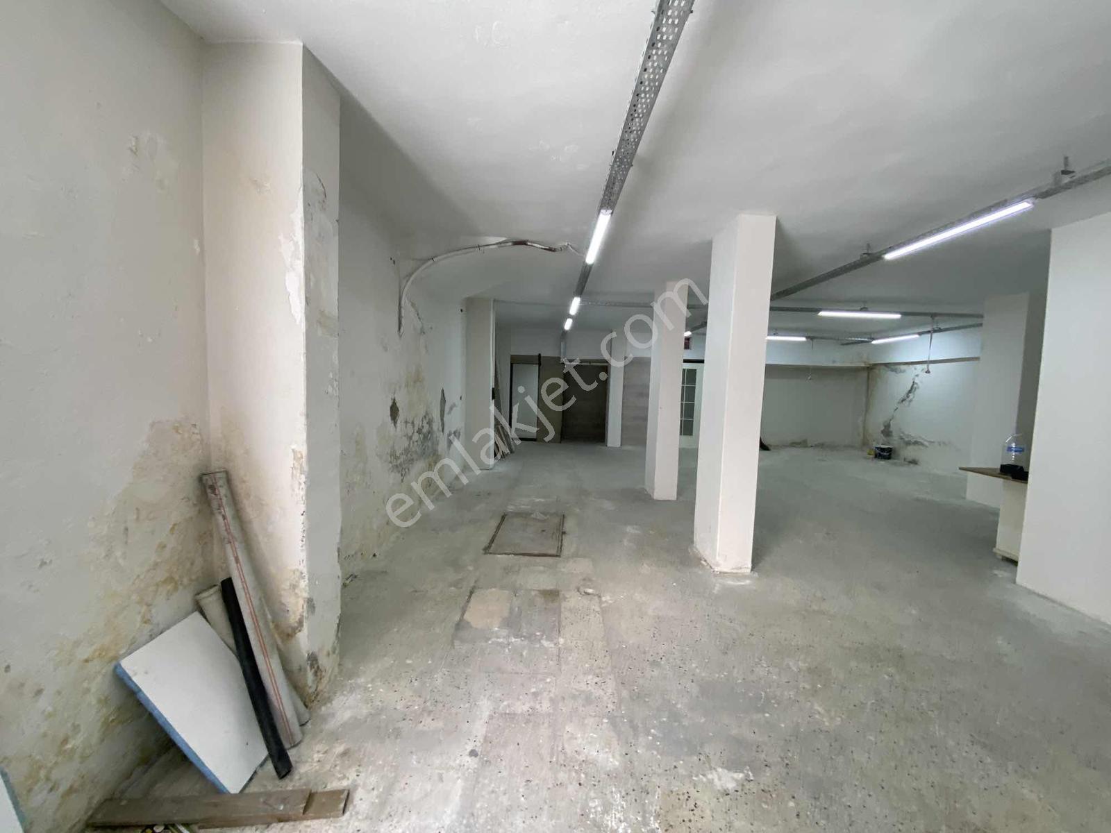 Yenıbosna Da Kumaşçıların Olduğu Bölgede Kiralık Dükkan - Görsel 2