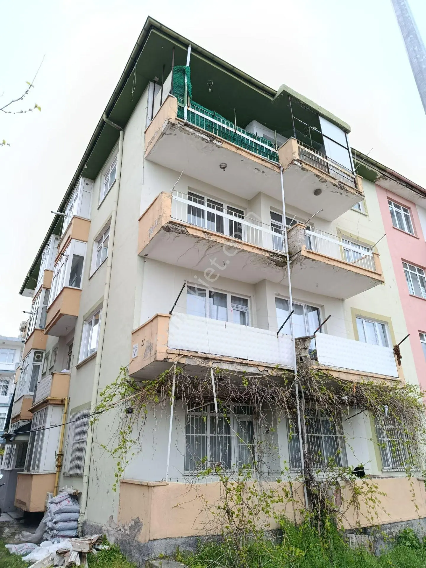 Argıncık Mahallesinde 3+1 İçi Yapılı Kombili Satılık Daire