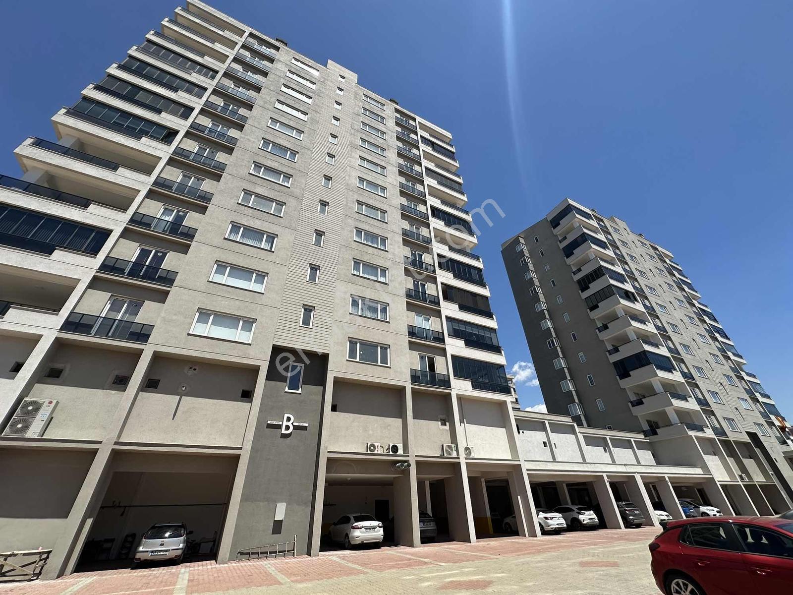 Ulus Sitesinde Satılık 5+1 Daire