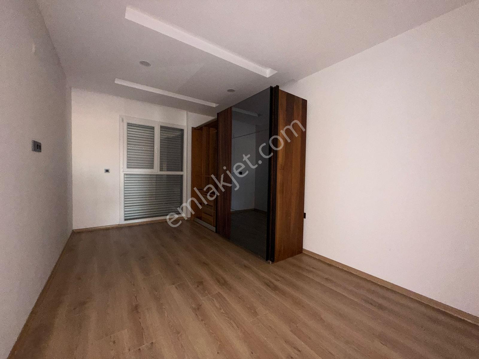 Kuşadası Doğalgazlı Havuzlu Sitede Satılık 3+1 Geniş Daire! - Görsel 6