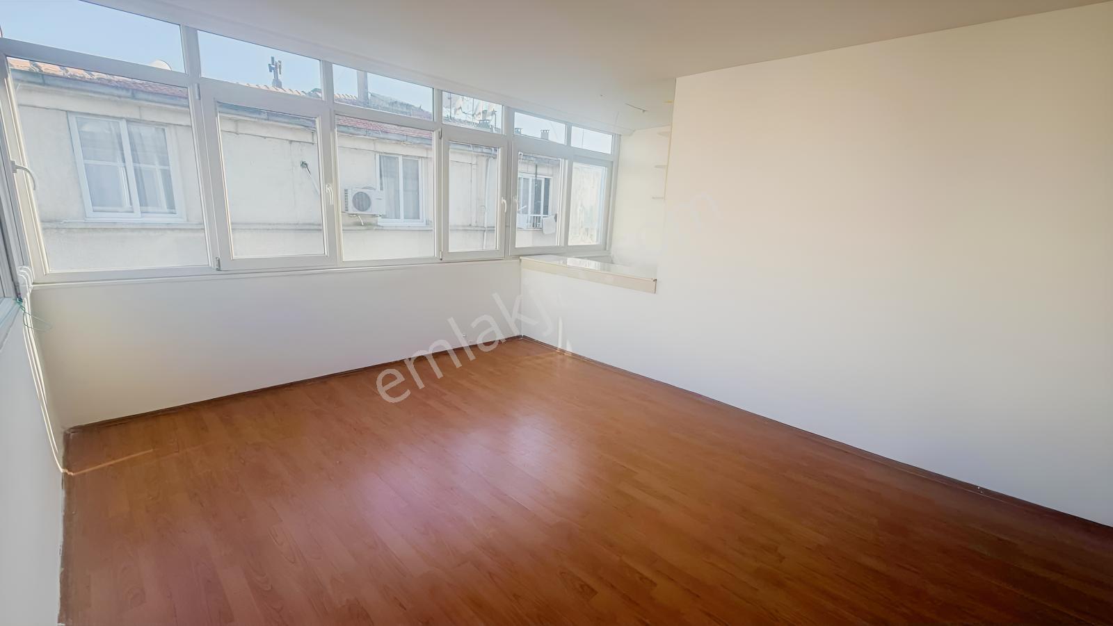 Karşıyaka Alaybeyde 3+1 Köşe Daire