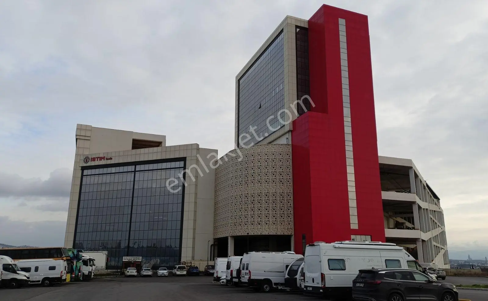İstim Sanayi Sitesinde Tamamı E-5 Cephe Düz Ayak 330 M2 Dükkan