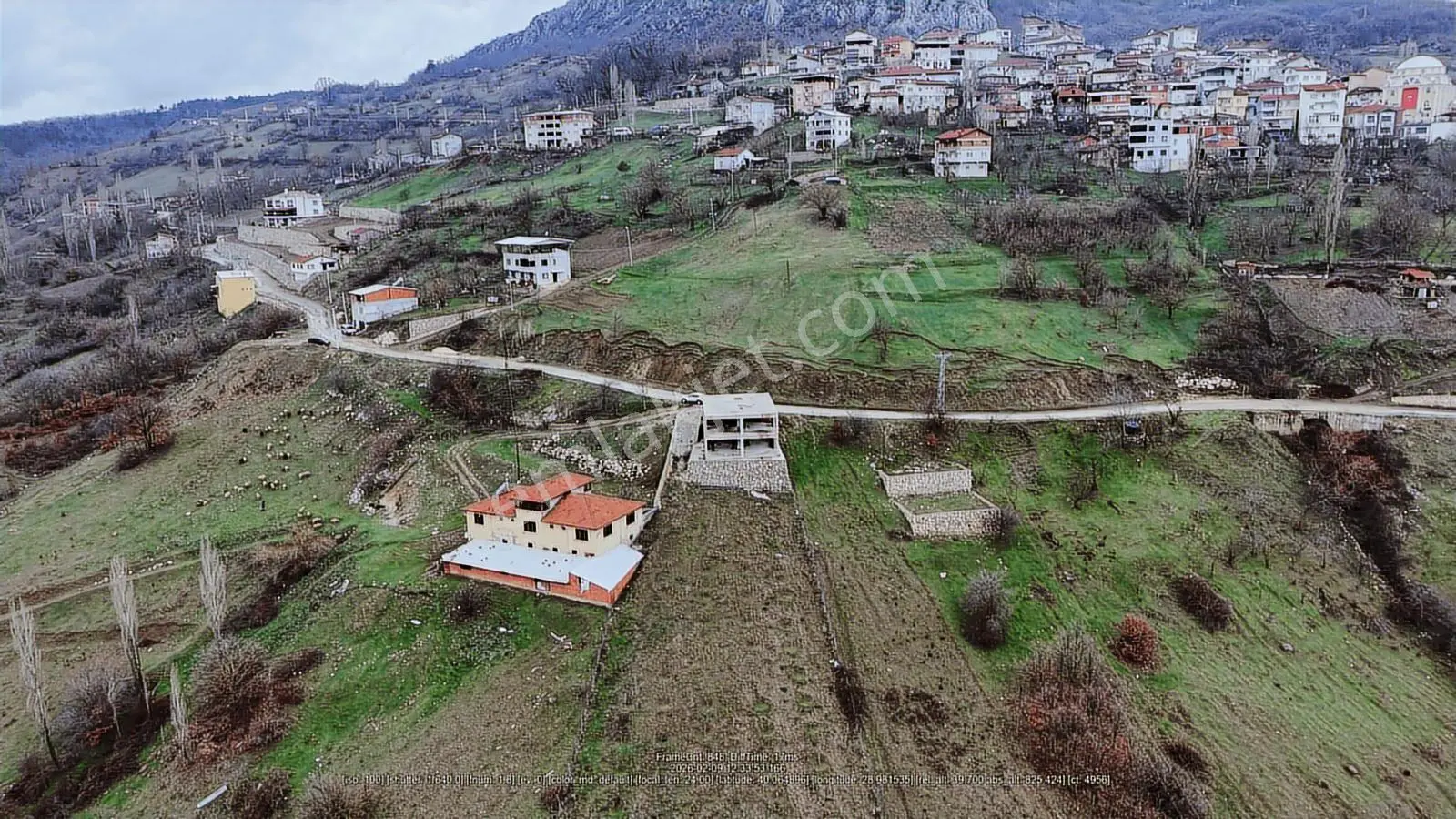 Dağakçada Yol Kenarında Manzaralı Fırsat Bahçeli Ev