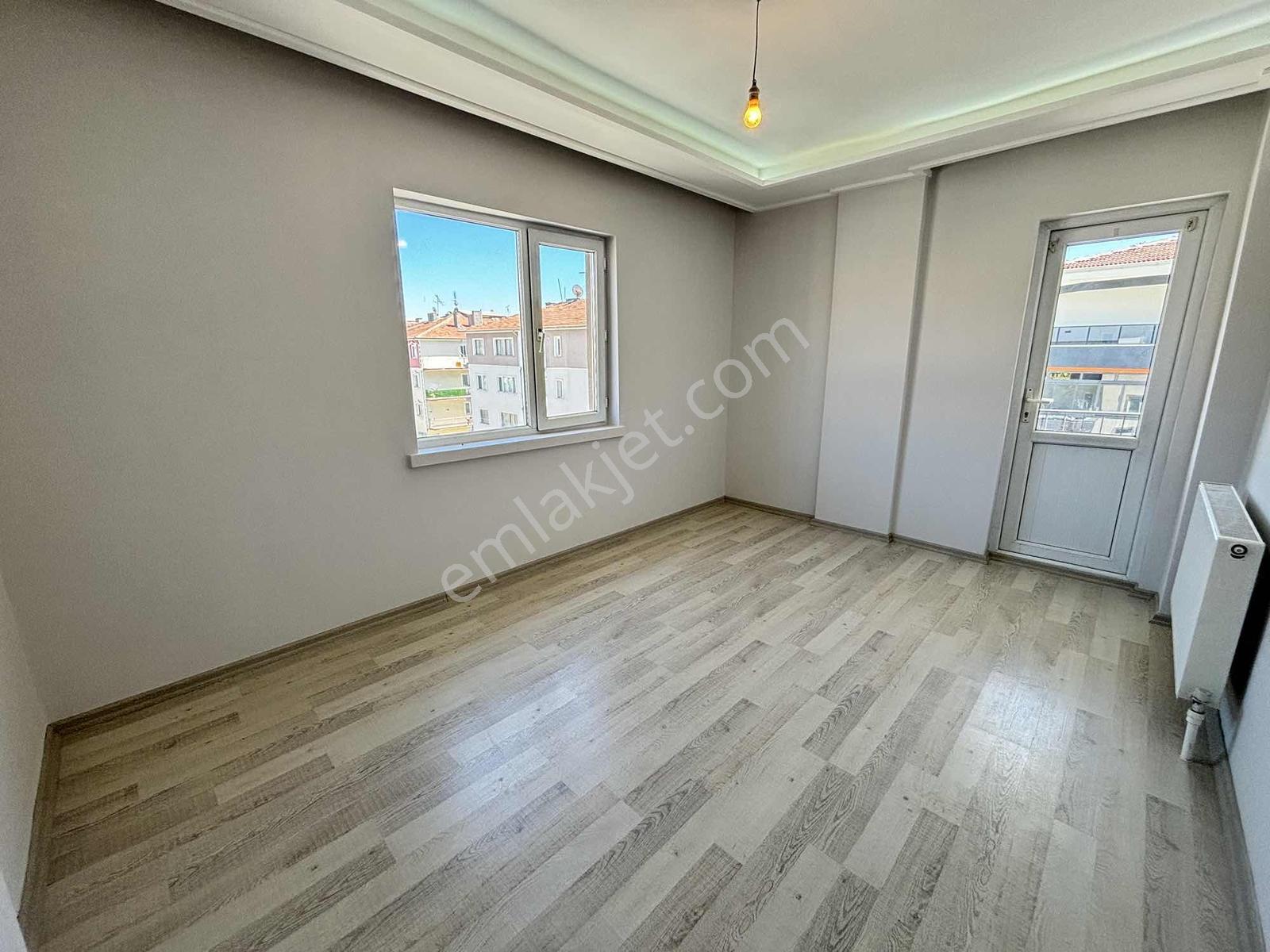 Akşemsettinde Ful Yapılı Açık Cepheli Bir Oda Bağımlı 3+1 Daire - Görsel 3