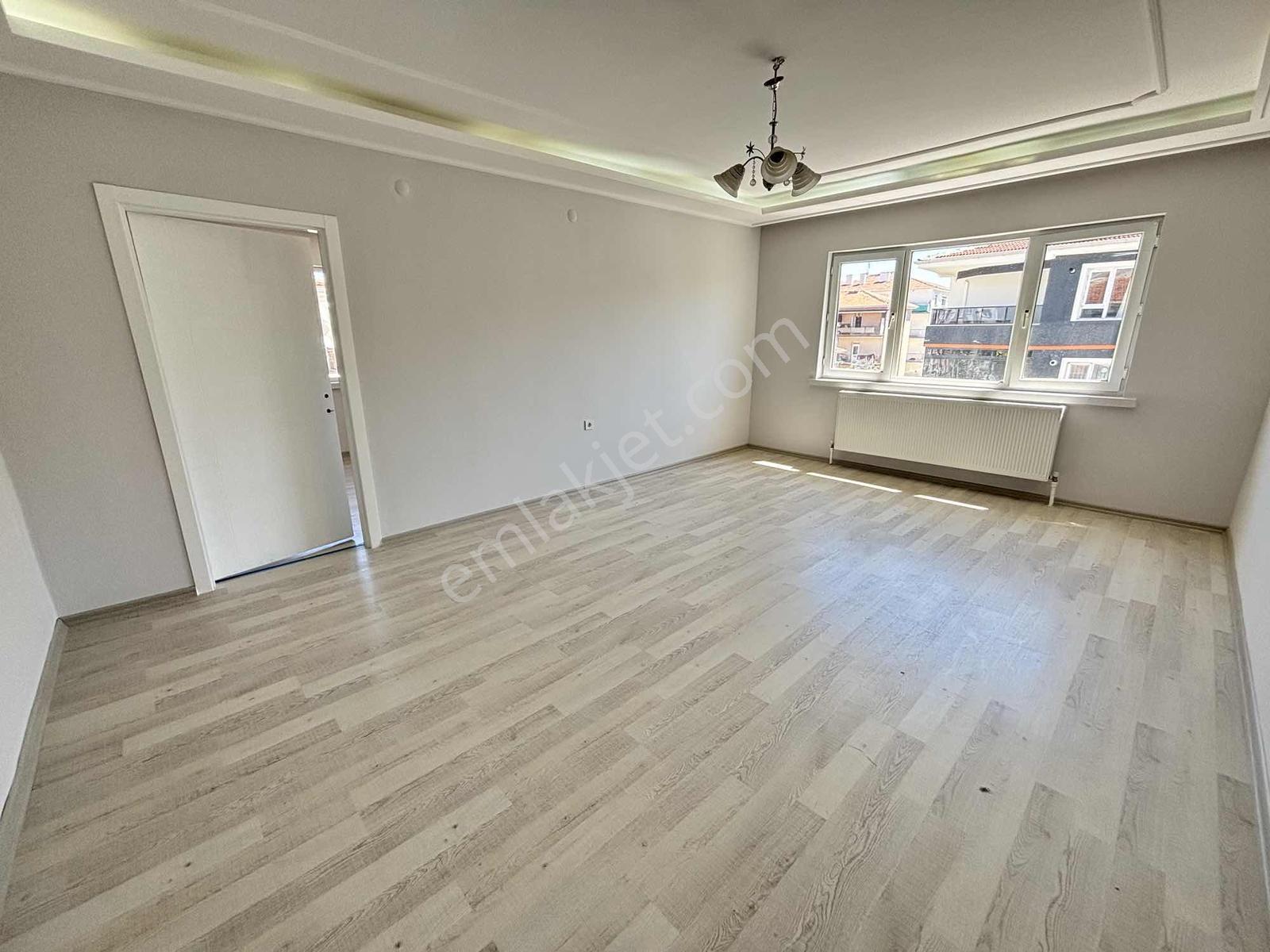 Akşemsettinde Ful Yapılı Açık Cepheli Bir Oda Bağımlı 3+1 Daire