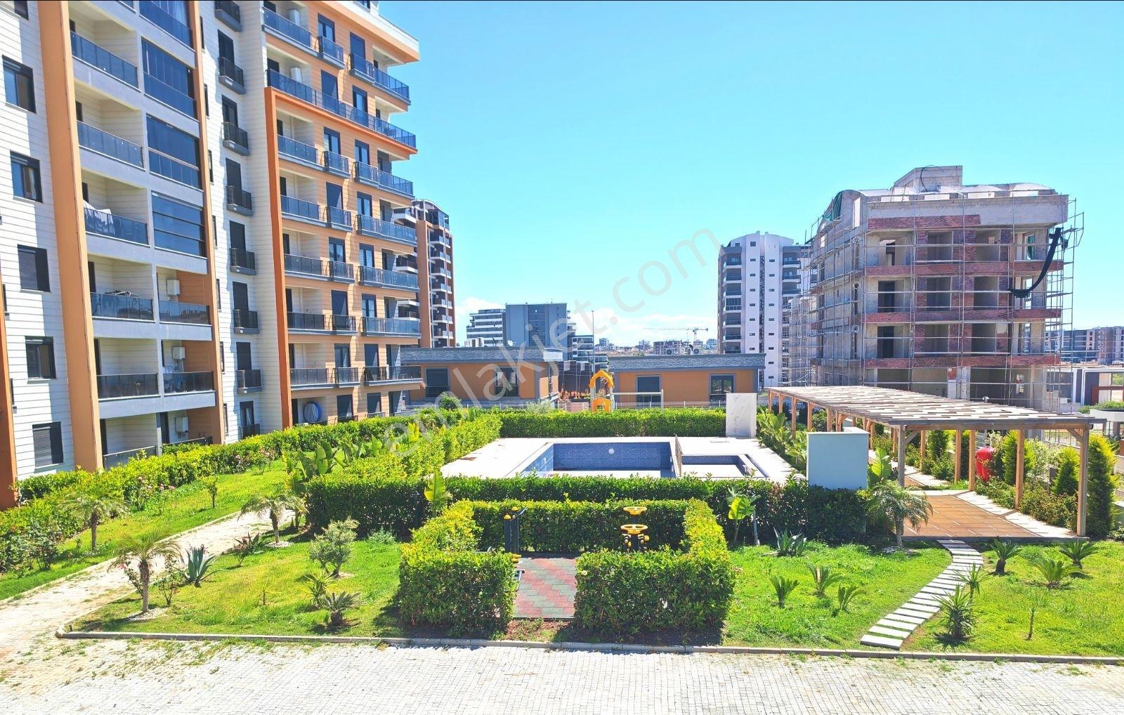 Altıntaş'ın Merkezinde İskanlı Sıfır Havuz Manzaralı 3+1 Villa