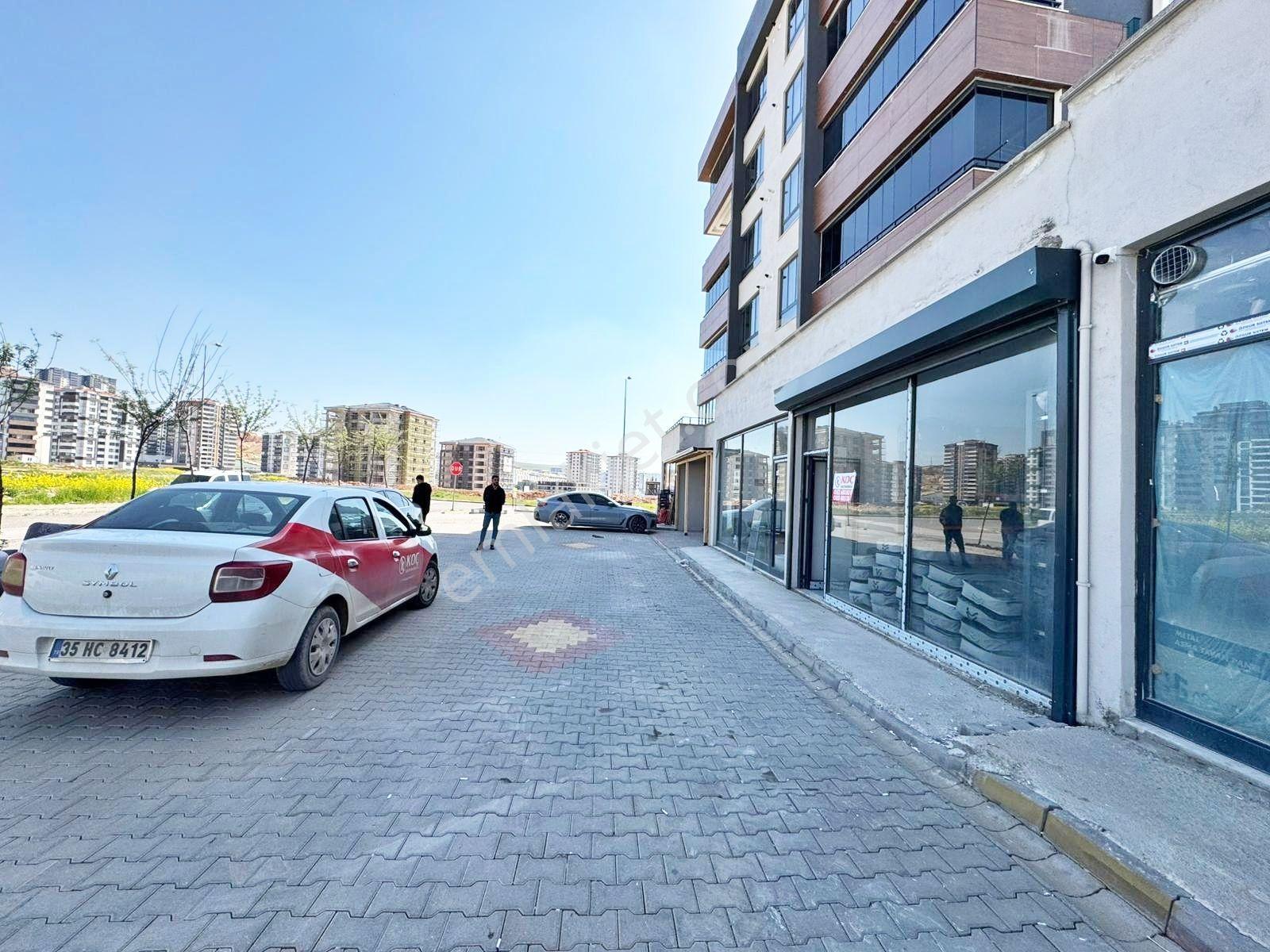 Karacaahmet'te Aktif Bölgede Tek Katlı Geniş Cepheli Dükkan - Görsel 15