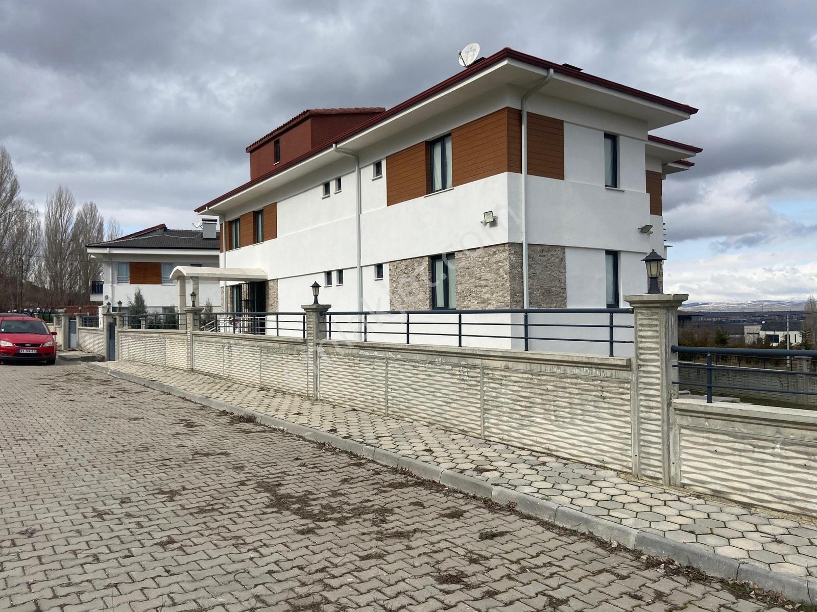 Bess'den Karabayır'da Doğa Manzaralı Satılık 6+2 Villa