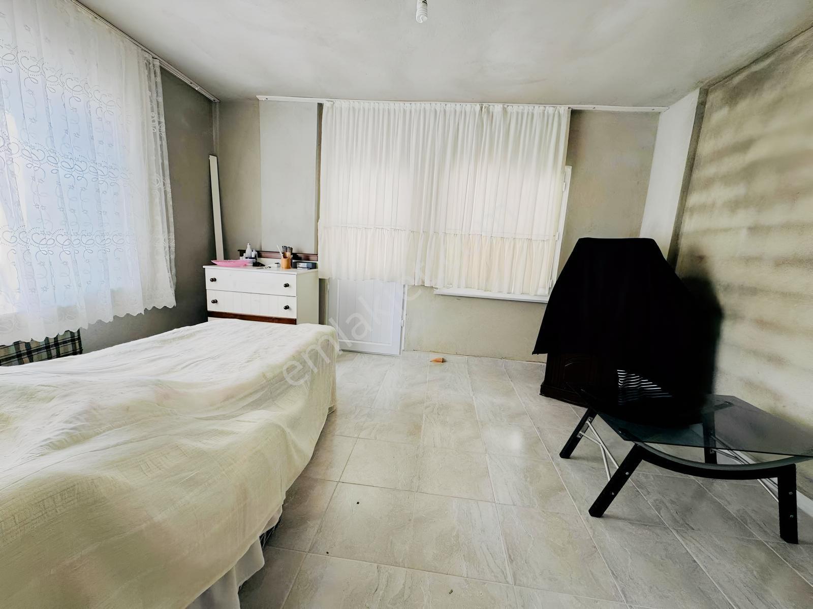 Uygun Fiyata Satılık Geniş Caddeye Cephe Kombi Petek Bağlı Villa - Görsel 11