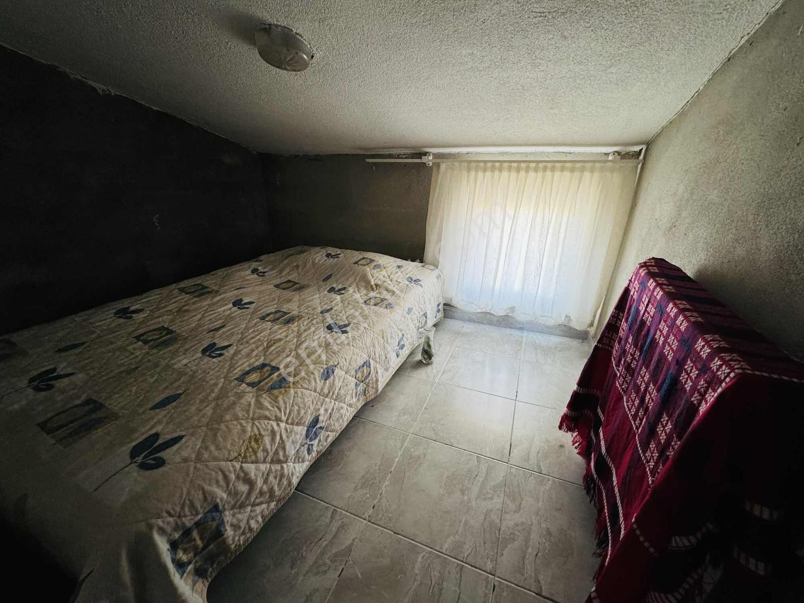 Uygun Fiyata Satılık Geniş Caddeye Cephe Kombi Petek Bağlı Villa - Görsel 16