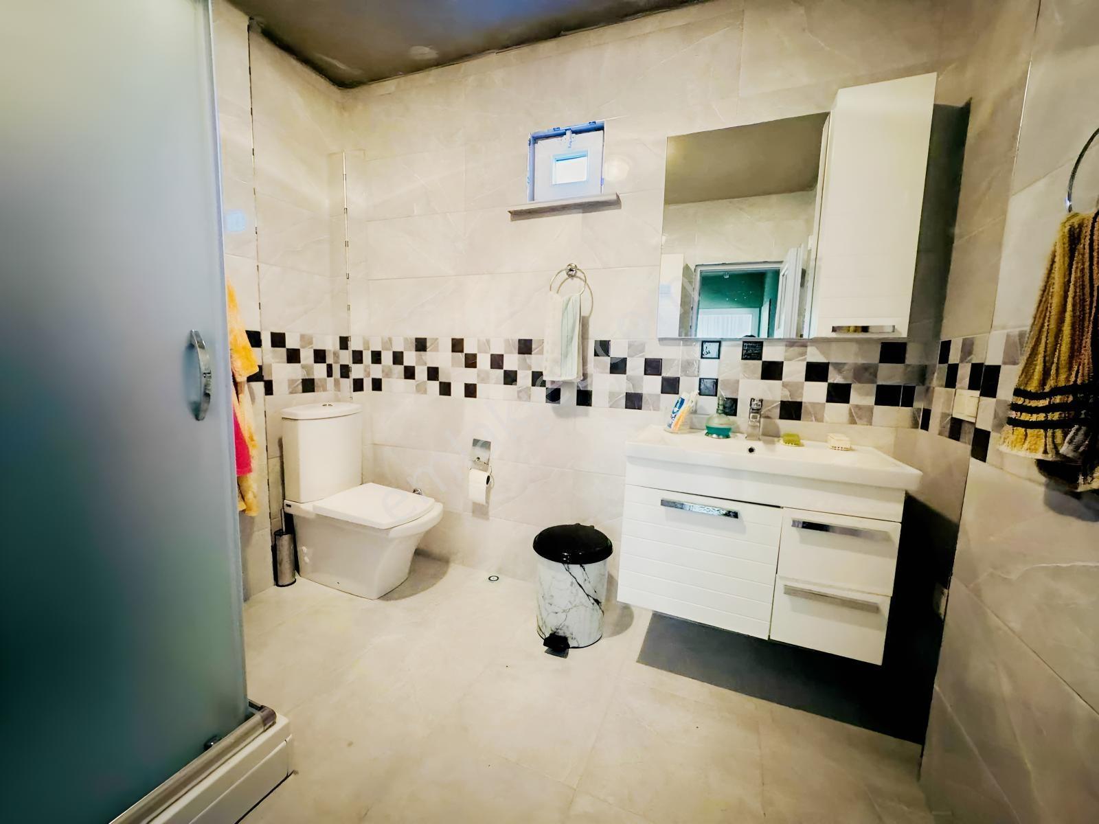 Uygun Fiyata Satılık Geniş Caddeye Cephe Kombi Petek Bağlı Villa - Görsel 15