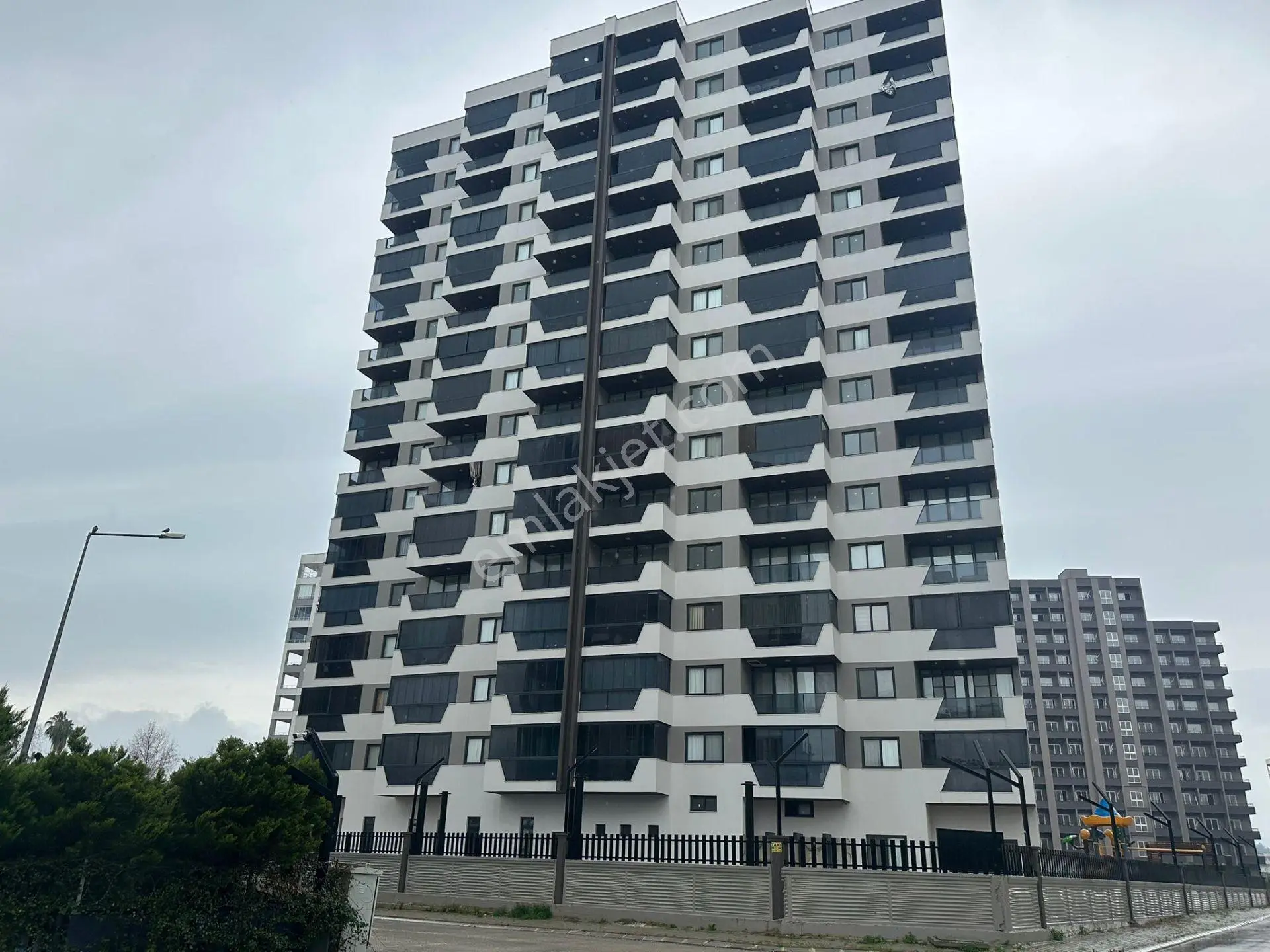 Deniz Manzaralı Lüks 2+1 Daire: Mavida Alata'da Havuzlu Yaşam