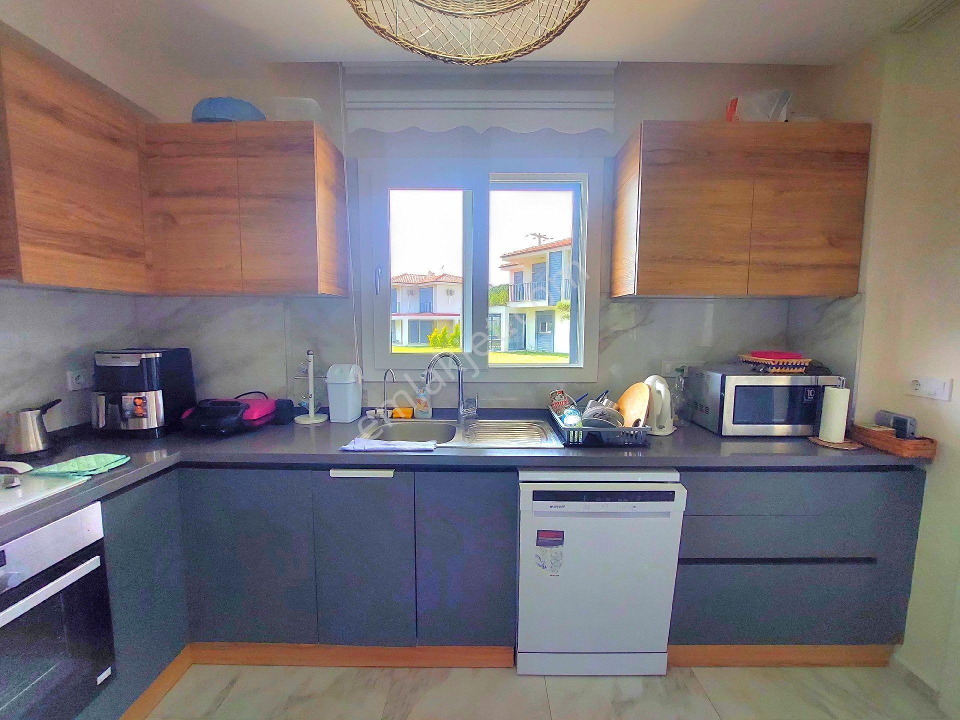 Kuşadasında Plaja Yakın Havuzlu Sitede Özel Otoparklı Villa - Görsel 29
