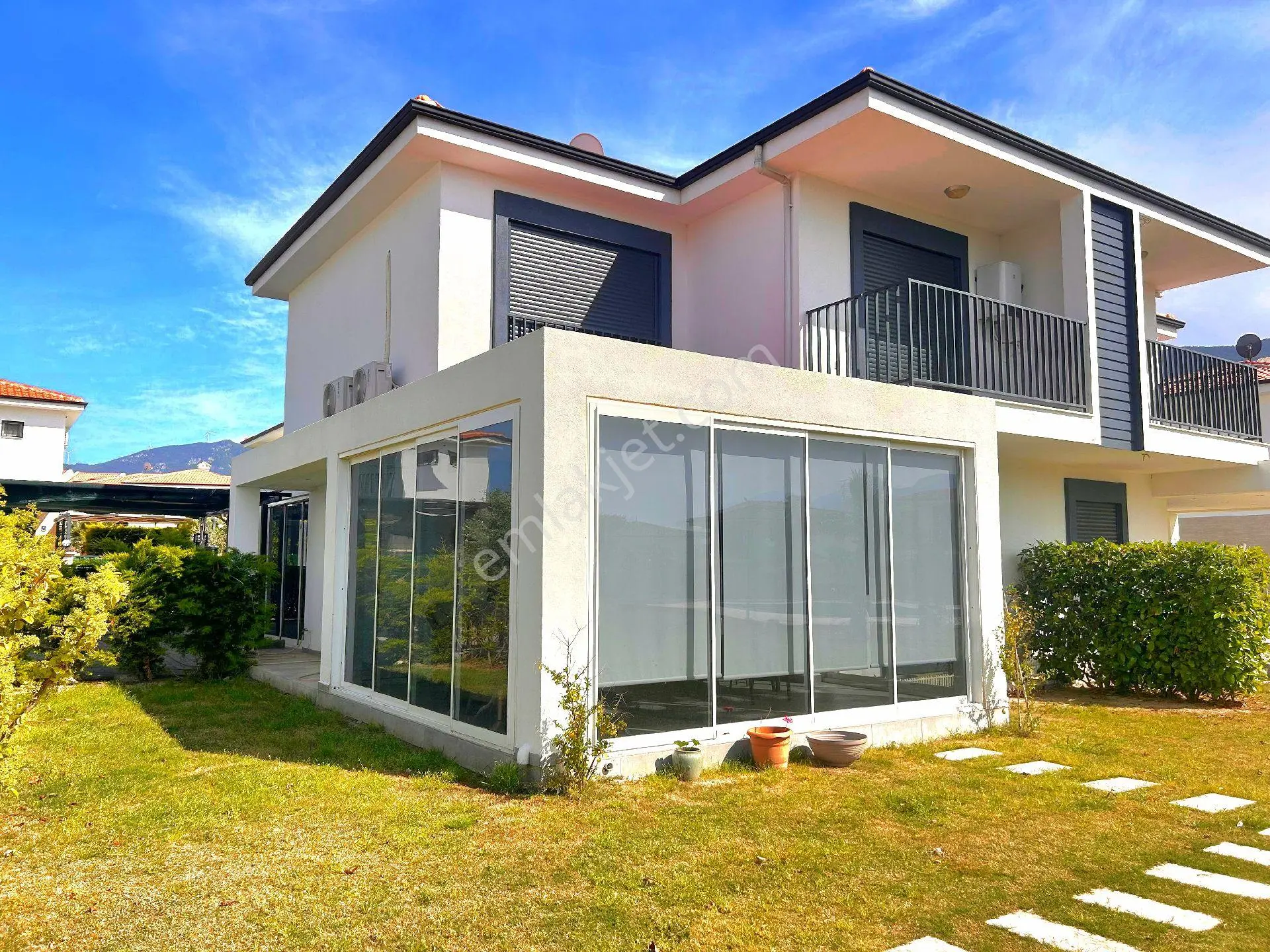 Kuşadasında Plaja Yakın Havuzlu Sitede Özel Otoparklı Villa - Görsel 3