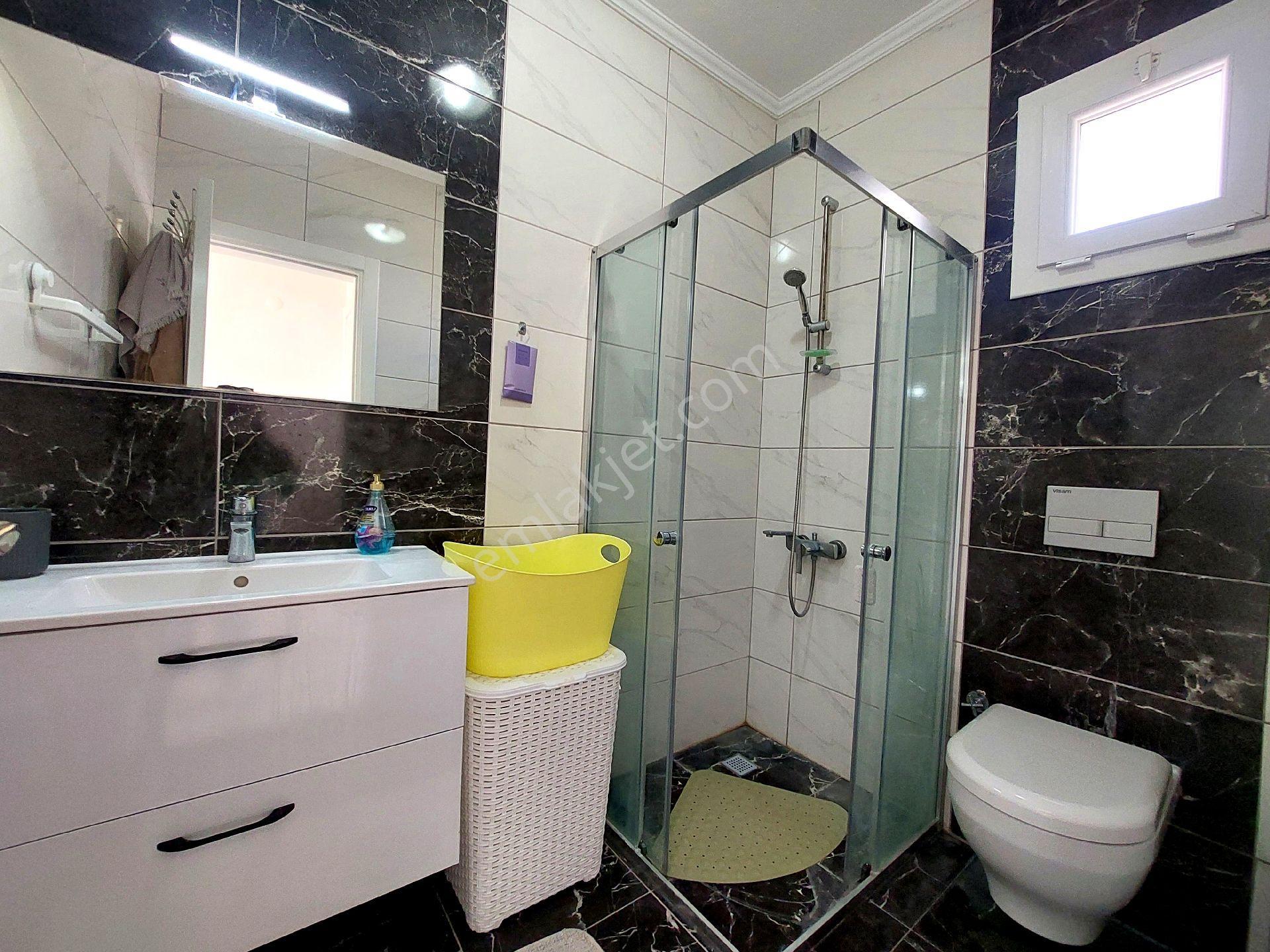 Kuşadasında Plaja Yakın Havuzlu Sitede Özel Otoparklı Villa - Görsel 22