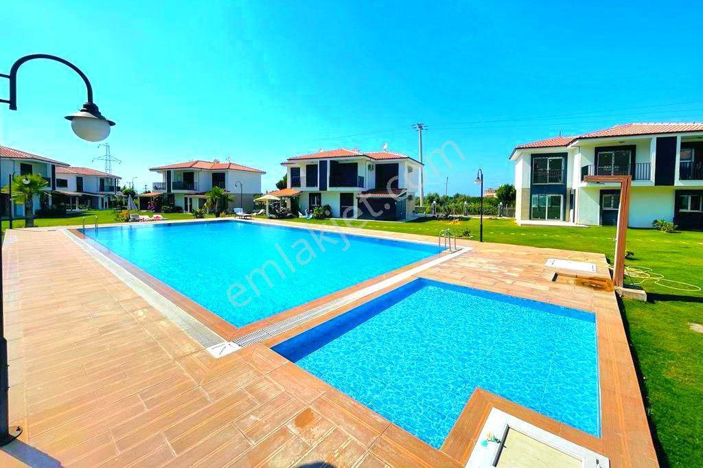 Kuşadasında Plaja Yakın Havuzlu Sitede Özel Otoparklı Villa - Görsel 34