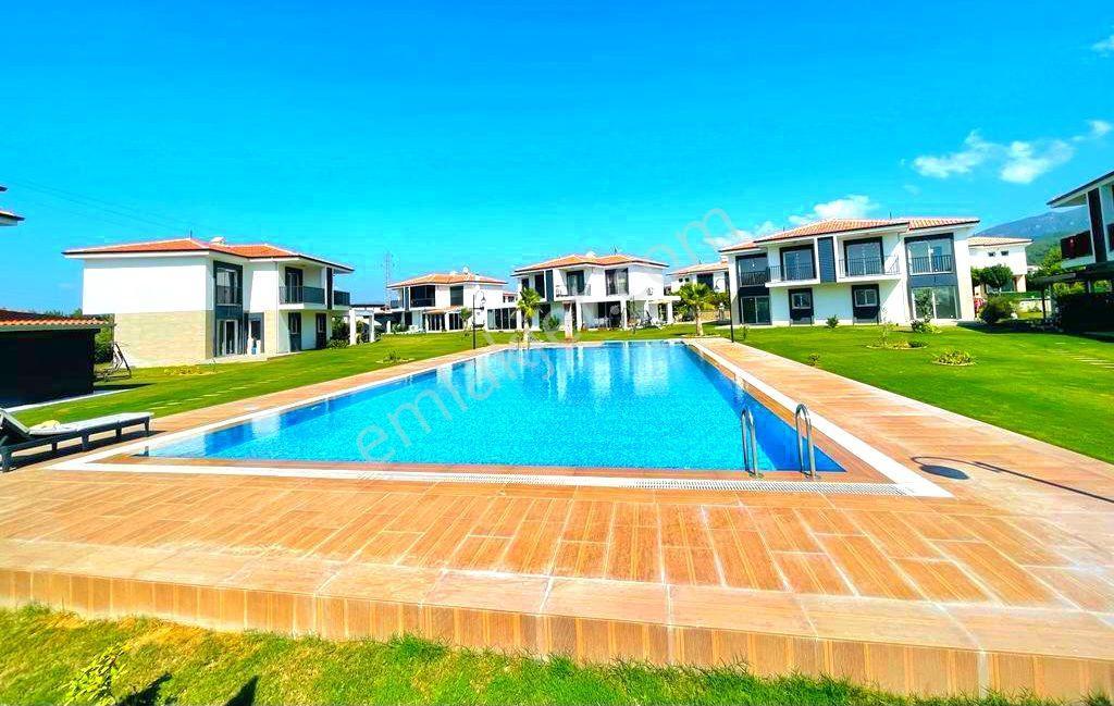 Kuşadasında Plaja Yakın Havuzlu Sitede Özel Otoparklı Villa - Görsel 33