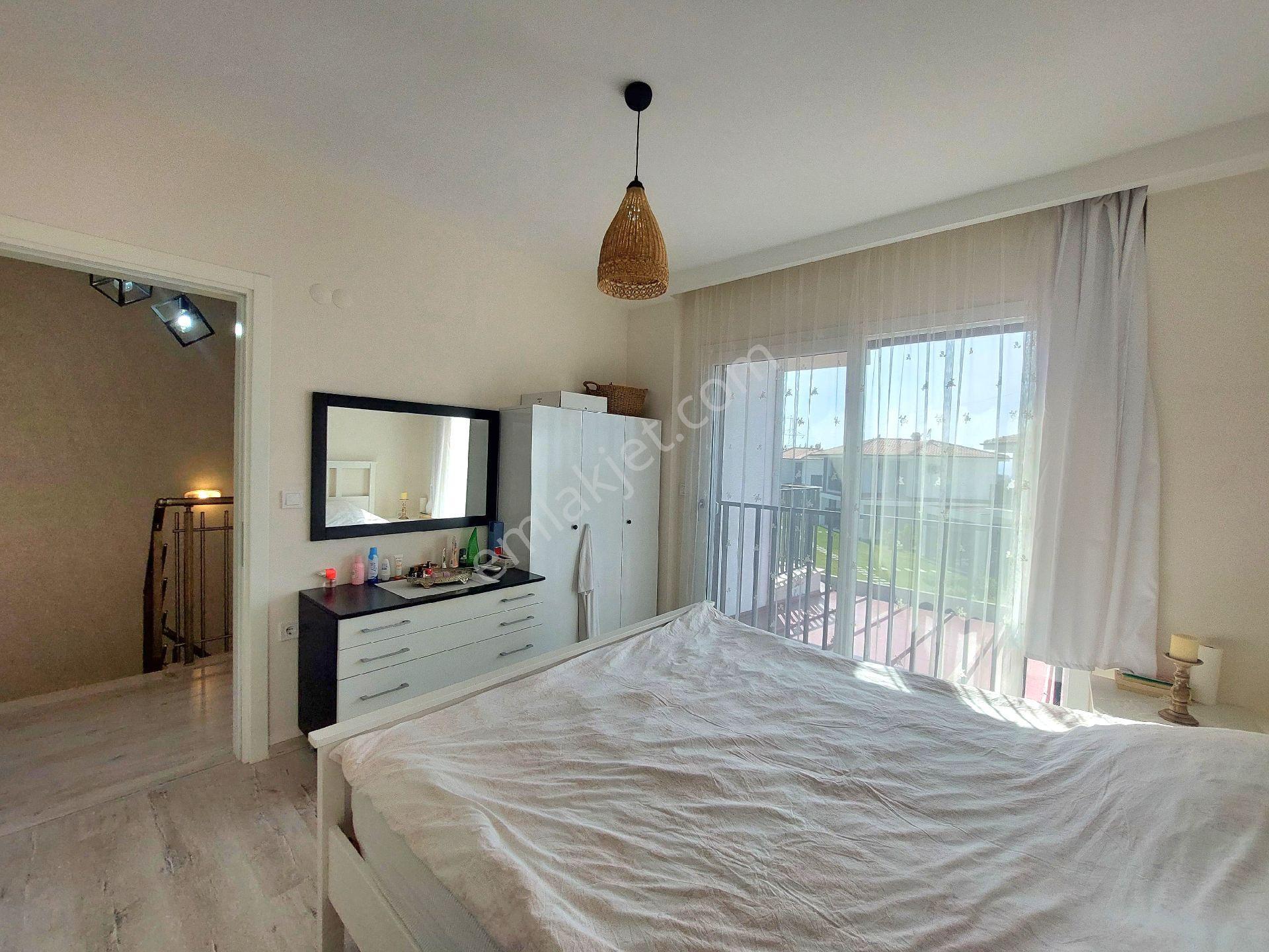 Kuşadasında Plaja Yakın Havuzlu Sitede Özel Otoparklı Villa - Görsel 14