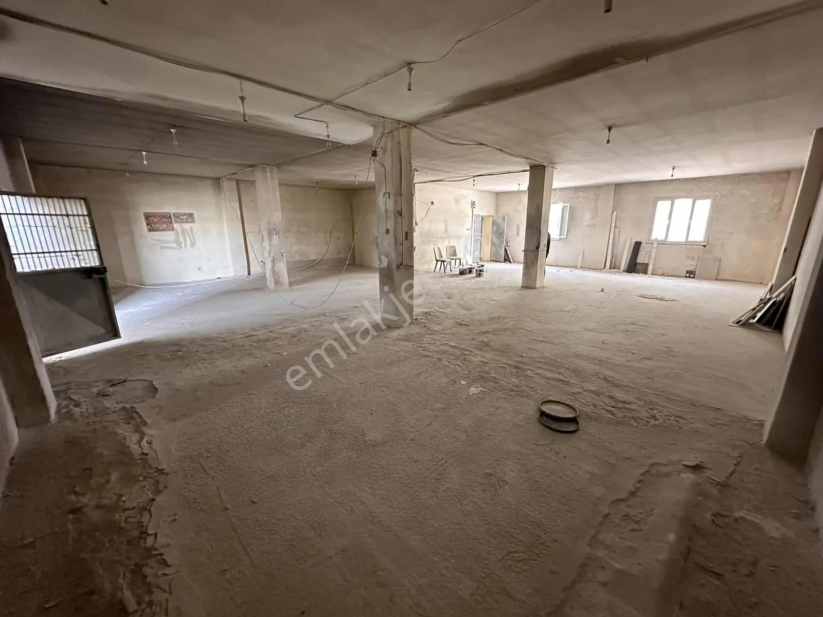 Mobilyacılar Sitesi E5 Yakını 250m² Atölye Teras Wc Mevcut