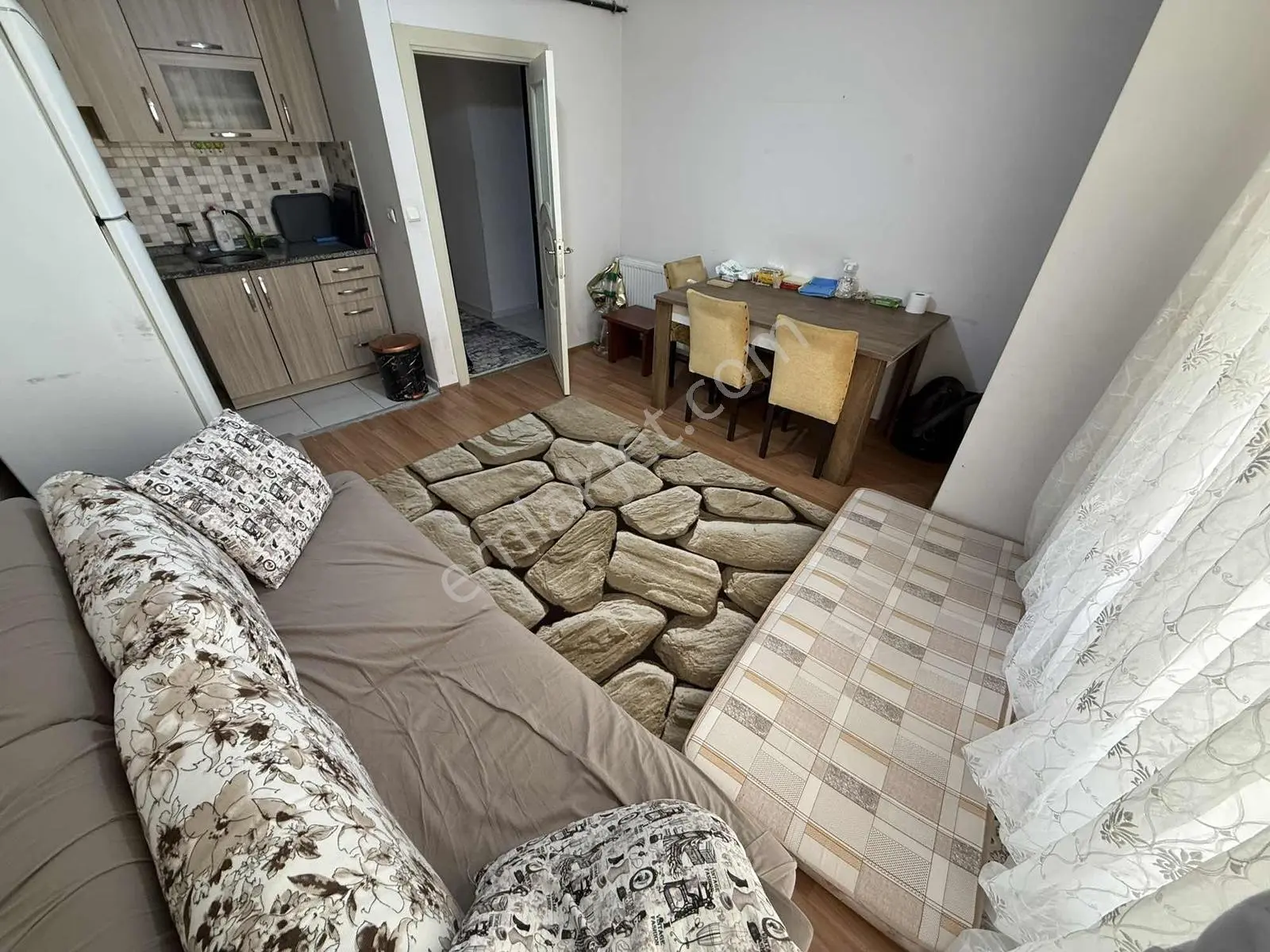 Maltepe Zümrütevler Mahallesinde Balkonlu 2+1 Satılık Daire