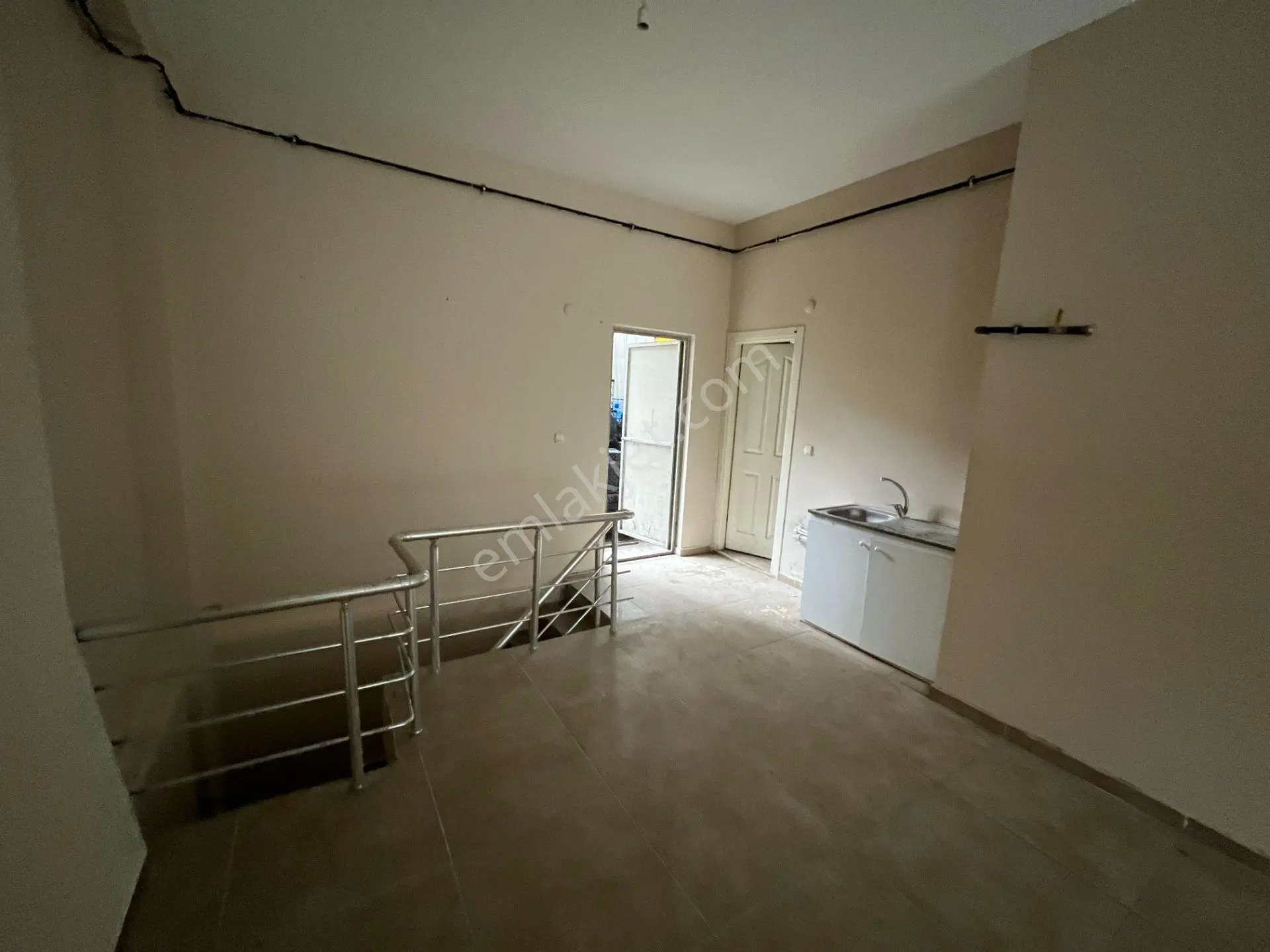 Merkeze Çok Yakın Otomatik Kepenk 140m2 Kiralık Bodrumlu Dükkan - Görsel 4