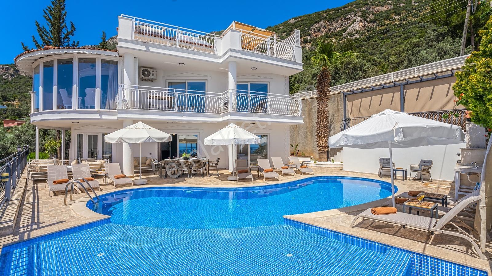 Türk Vatandaşlığına Uygun 5 Yatak Odalı Lüks Villa