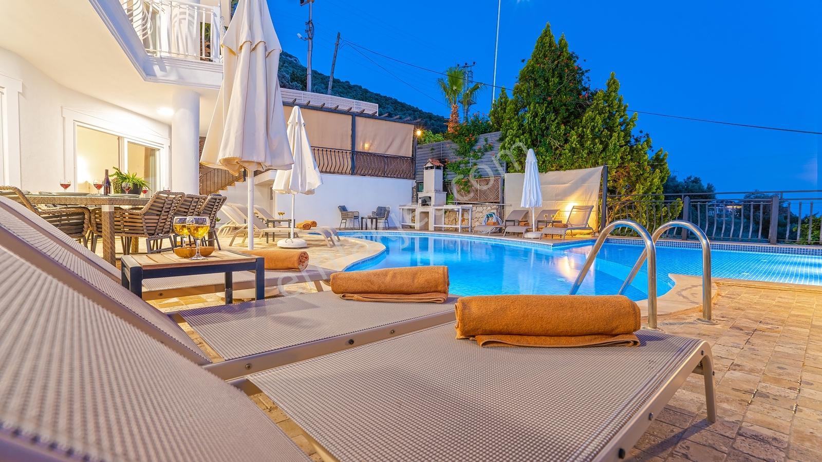 Türk Vatandaşlığına Uygun 5 Yatak Odalı Lüks Villa - Görsel 14