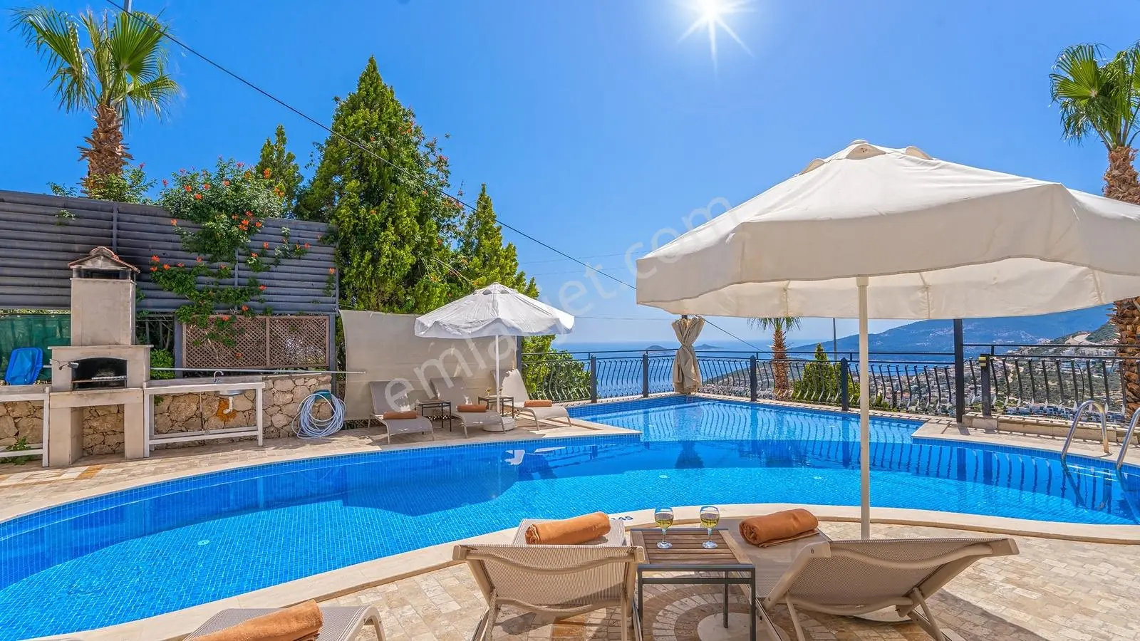 Türk Vatandaşlığına Uygun 5 Yatak Odalı Lüks Villa - Görsel 2