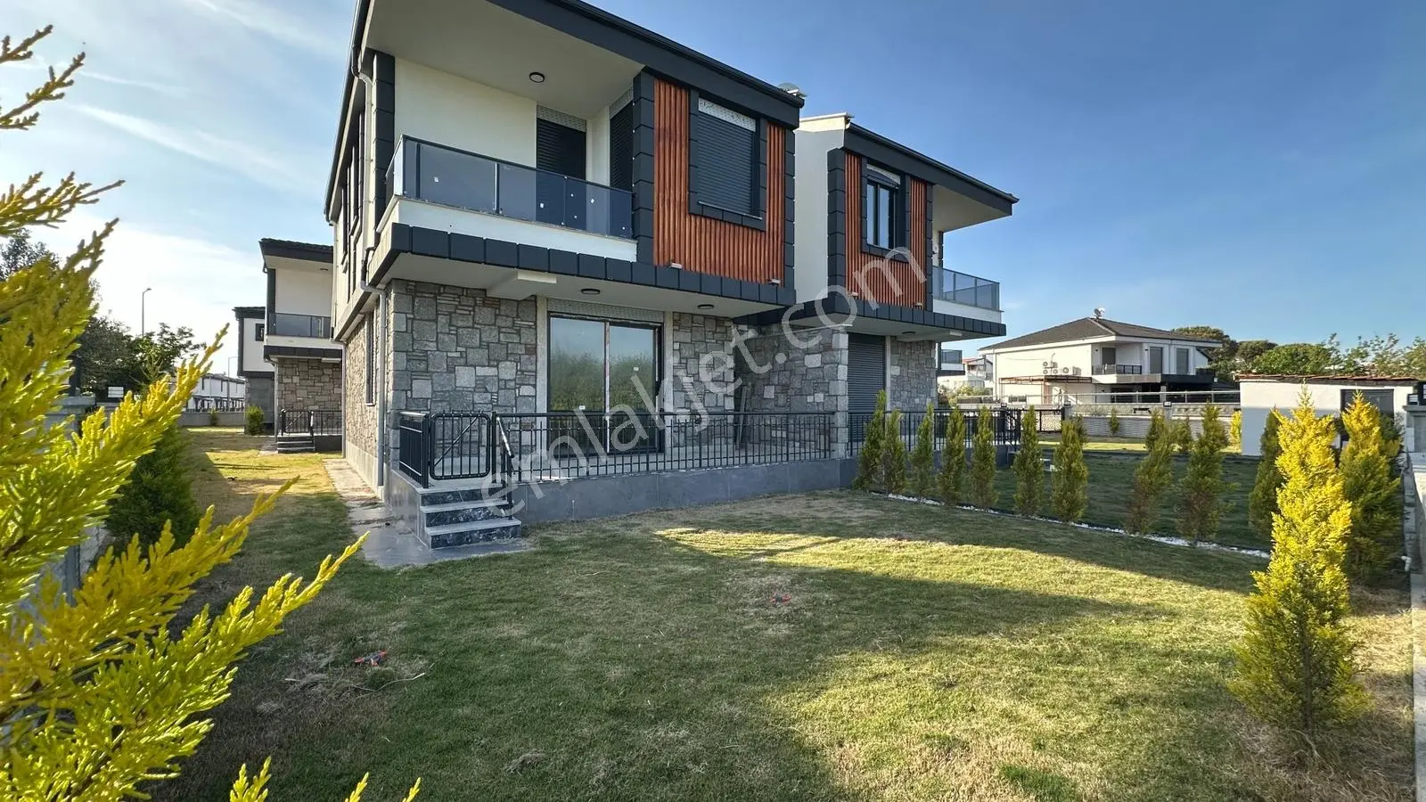 Ayvalık Altınovada Denize 250 Metre 3+1 Bahçeli Satılık Villa