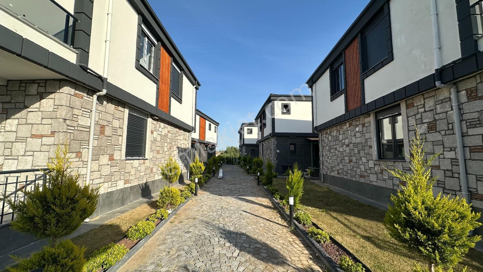 Ayvalık Altınovada Denize 250 Metre 3+1 Bahçeli Satılık Villa - Görsel 3