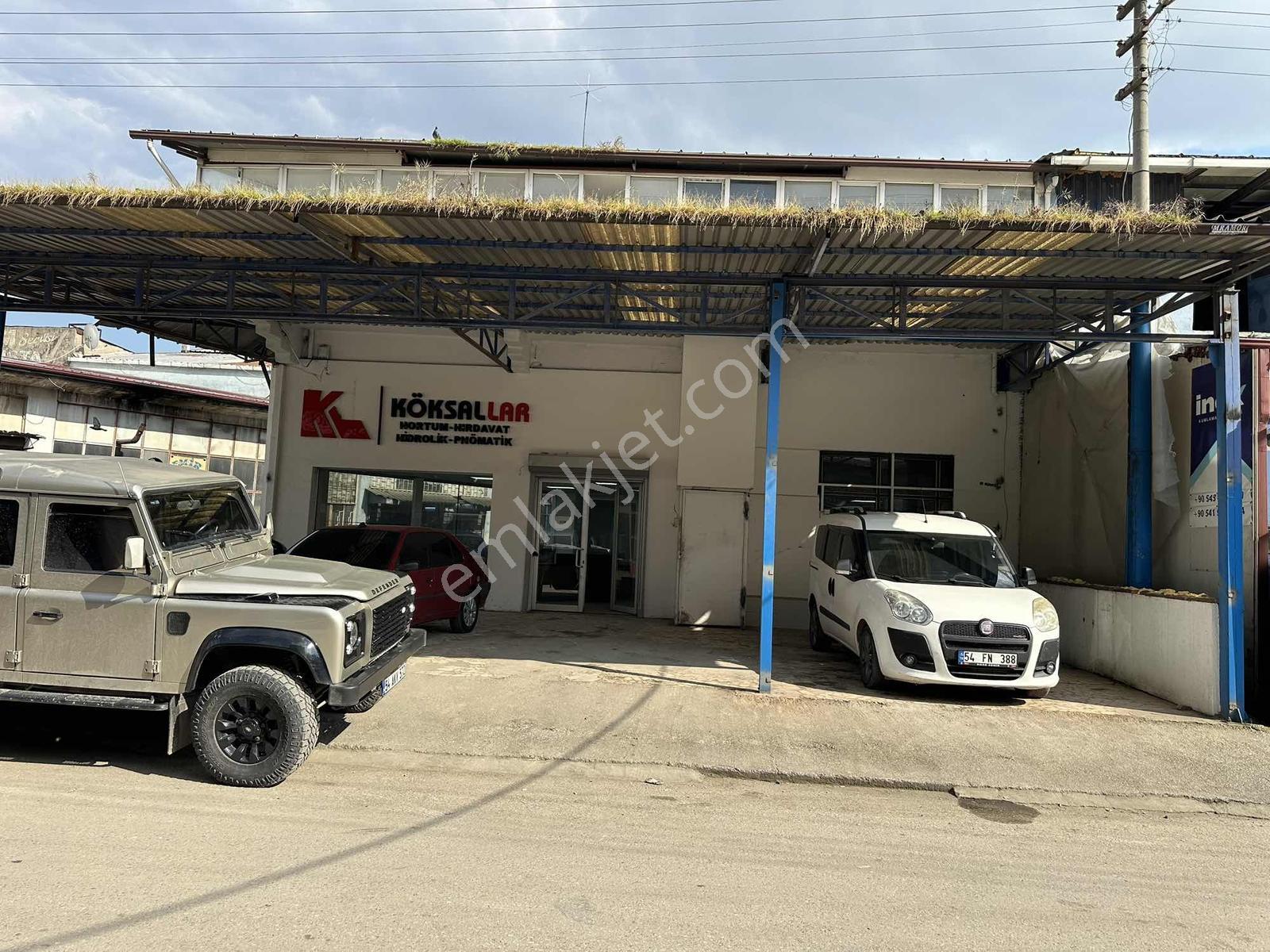 Hanlı Sanayide 450m2 3 Katlı Verandalı Köşe Dükkan