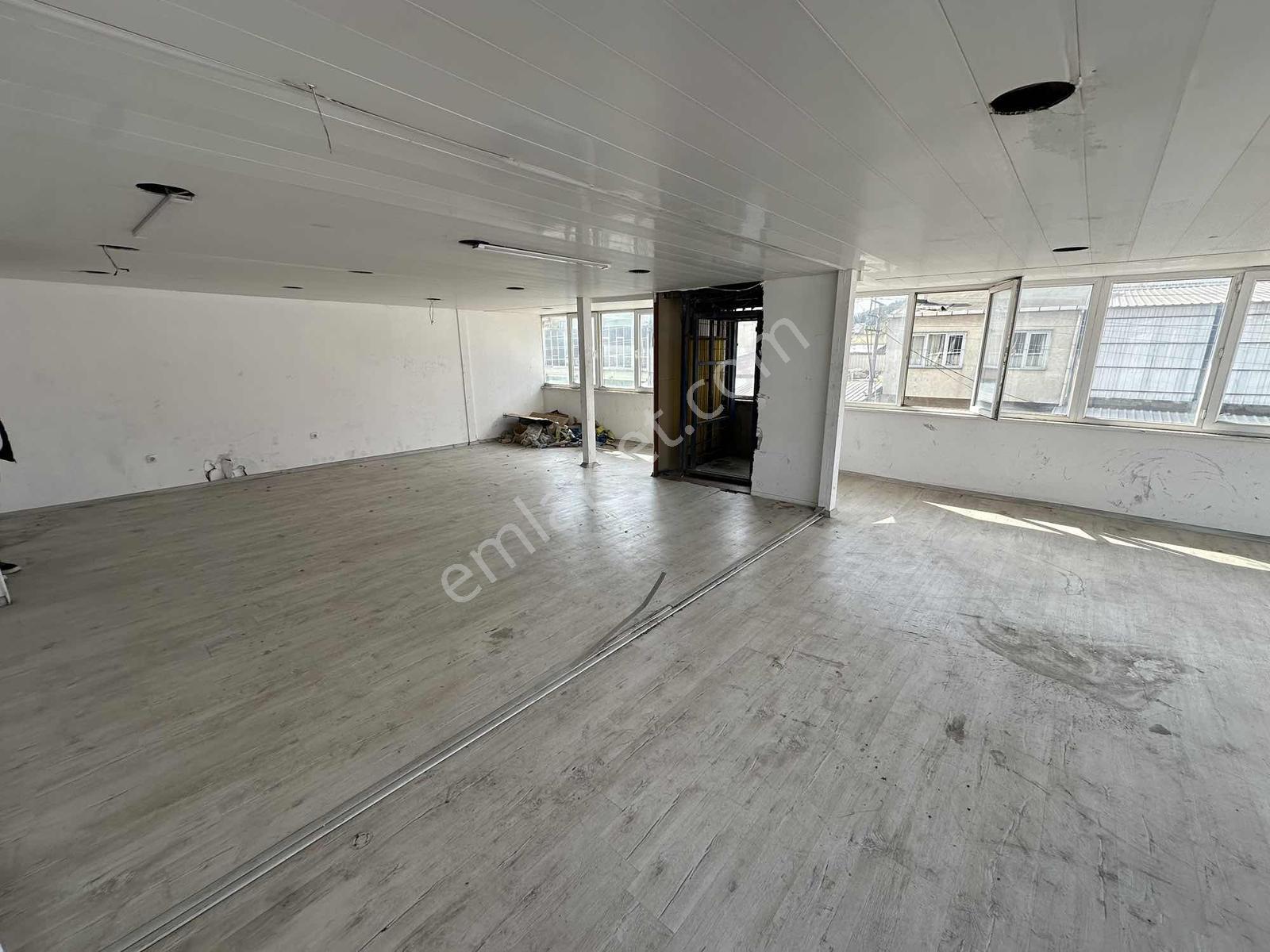 Hanlı Sanayide 450m2 3 Katlı Verandalı Köşe Dükkan - Görsel 17