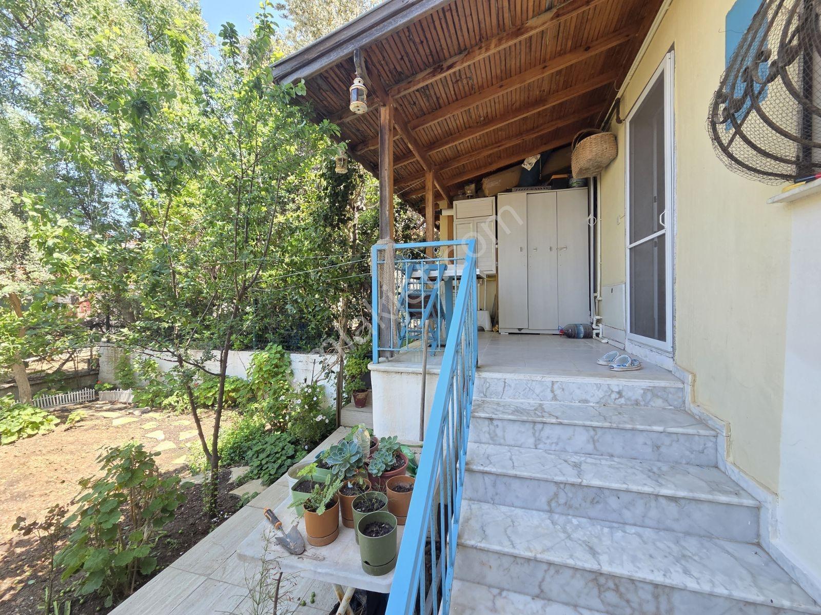 Yenifoça Marina Yakını Müstakil Bahçeli 4+1 Tripleks Villa - Görsel 13