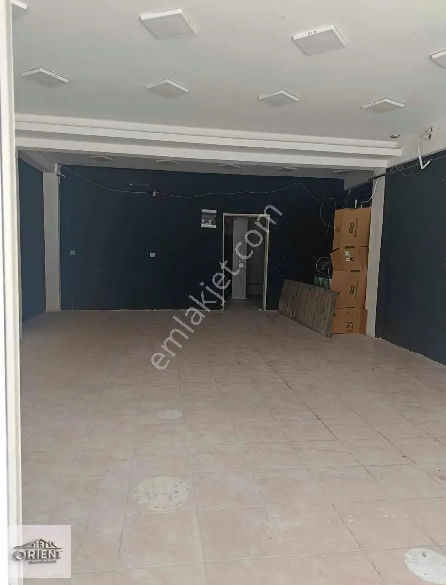 Caddeye Cephe Geniş Kullanımlı Kiralık İş Yeri