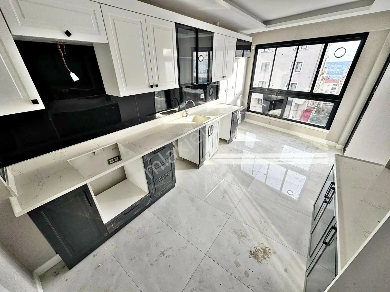 Ayvalı Sancaktepede Arakat E.banyo Acil Satılık Sıfır 3+1 Daire_