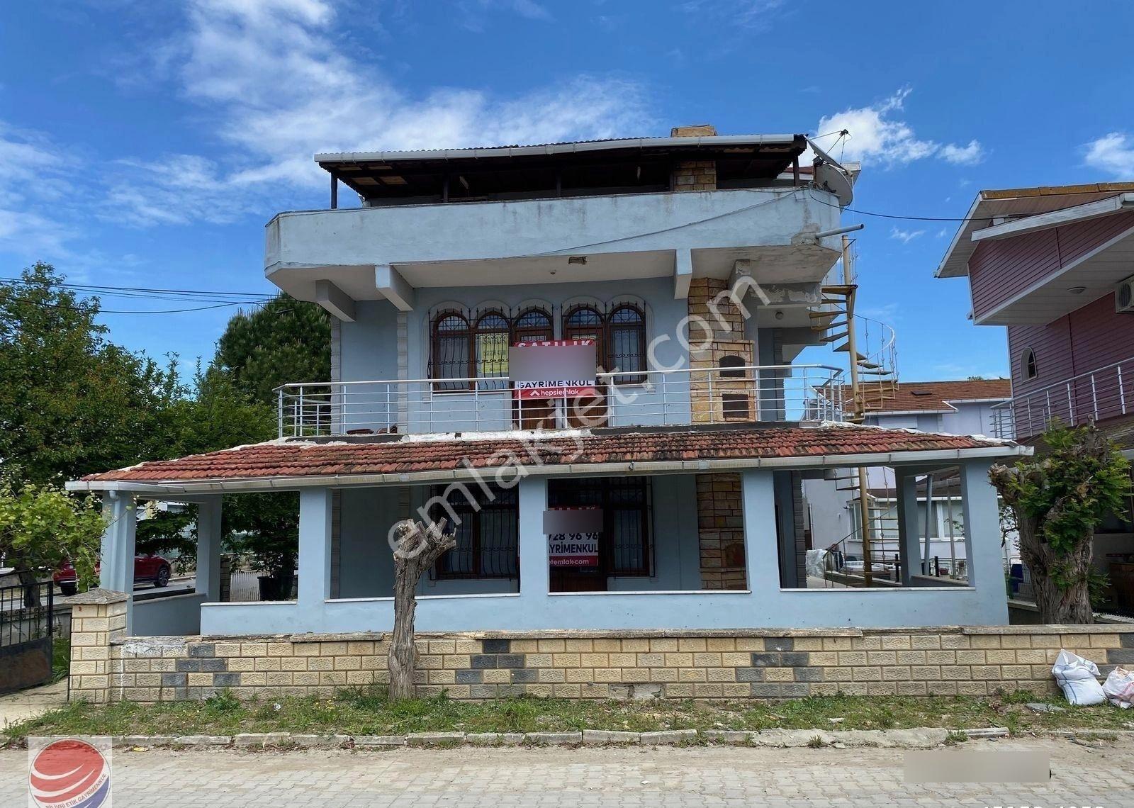 Kınalı'da Sahile Yakın 320 M2 Arsa İçinde Köşe Müstakil Villa..