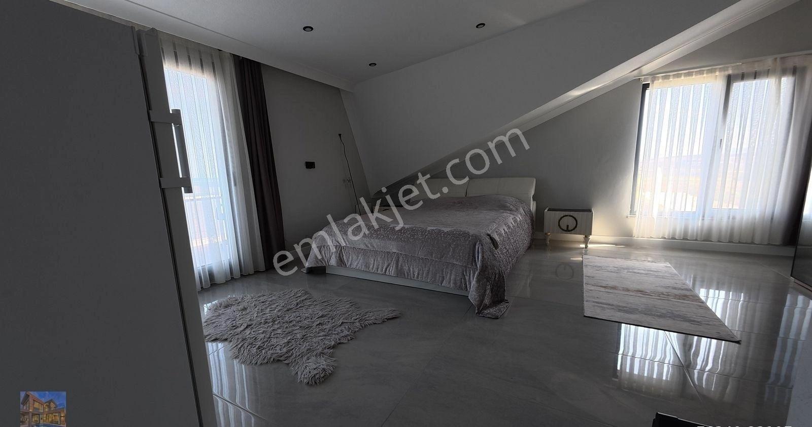 Denize Manzaralı Havuzlu Bol Pazarlıklı Geniş Bahçeli Villa - Görsel 7