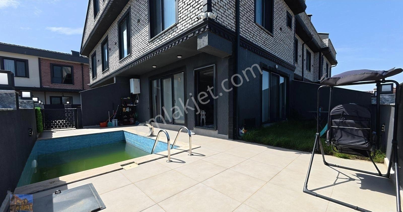 Denize Manzaralı Havuzlu Bol Pazarlıklı Geniş Bahçeli Villa - Görsel 2
