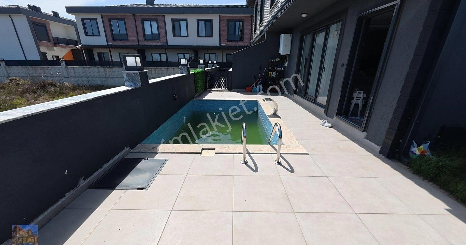 Denize Manzaralı Havuzlu Bol Pazarlıklı Geniş Bahçeli Villa - Görsel 8