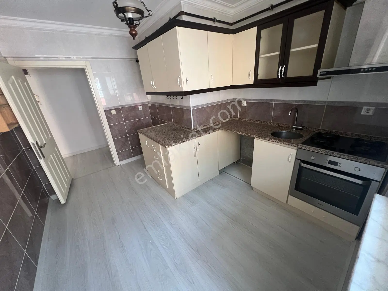 Berrak'tan Onur Market Civarı Masrafsız 3+1/145m2 Satılık Daire