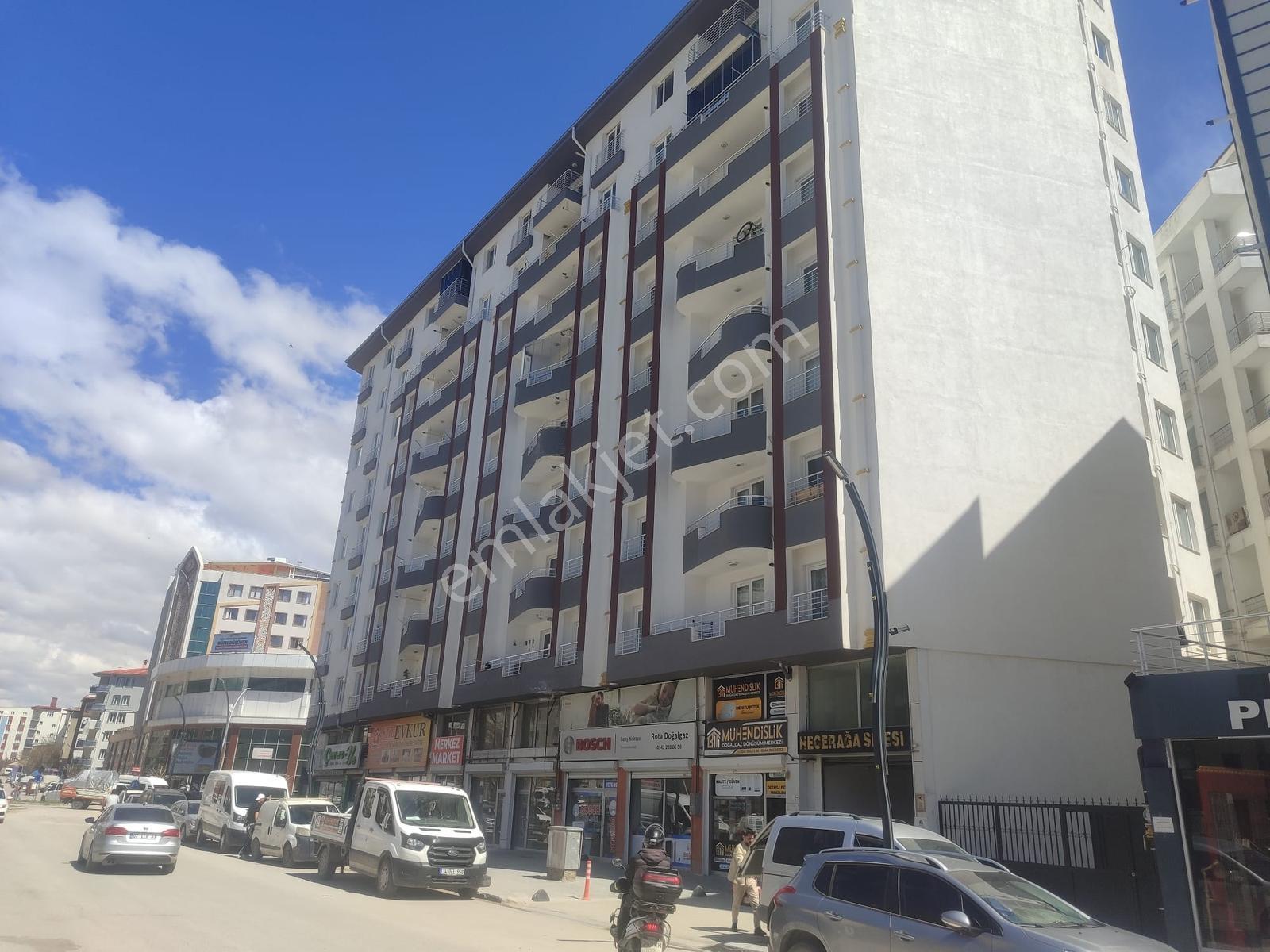 Hazar' Dan Vali Mithat Bey' De 2+1 Mükemmel Konum Fırsat Daire !