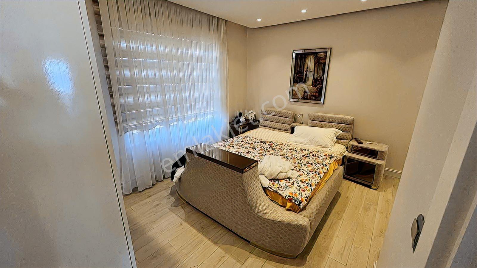 Silivri Semizkum'da Eşsiz Konumlu Denize Sıfır Triplex Villa - Görsel 24