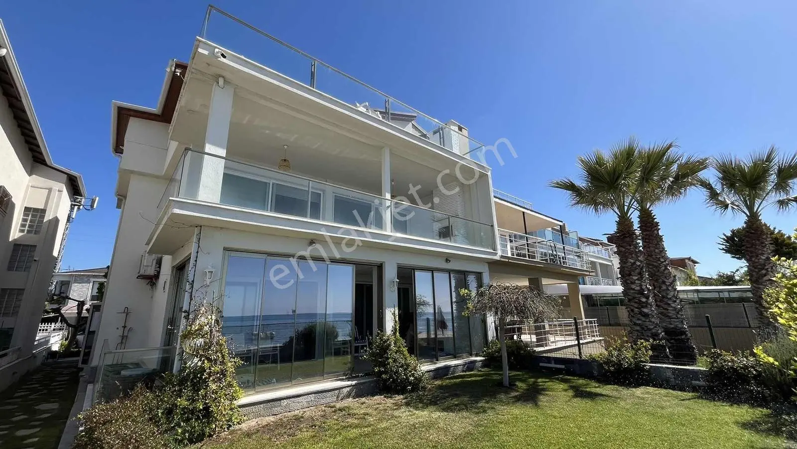 Silivri Semizkum'da Eşsiz Konumlu Denize Sıfır Triplex Villa