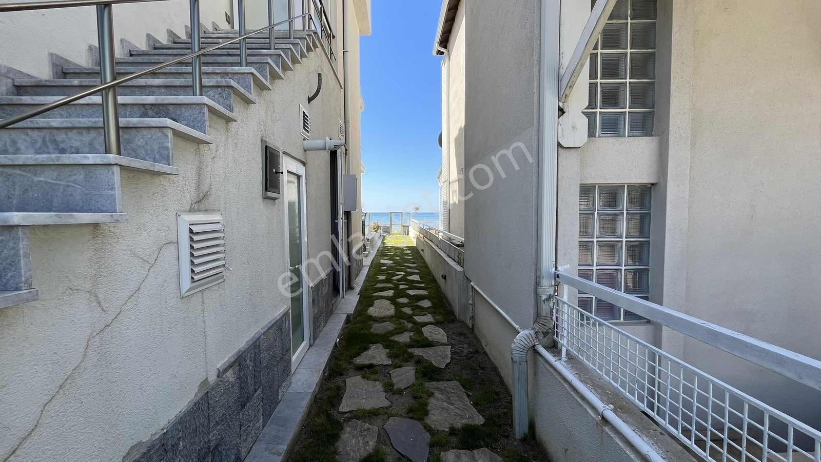Silivri Semizkum'da Eşsiz Konumlu Denize Sıfır Triplex Villa - Görsel 27