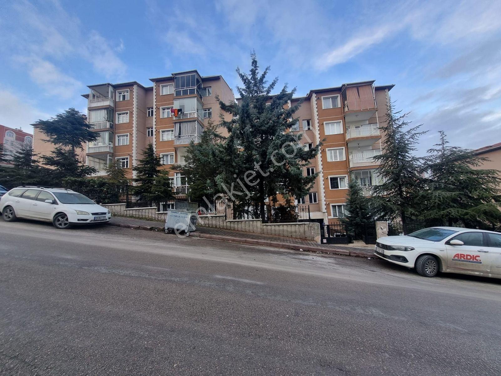 Serhat'ta Site İçinde Ara Katta Bakımlı 3+1 Daire - Görsel 30
