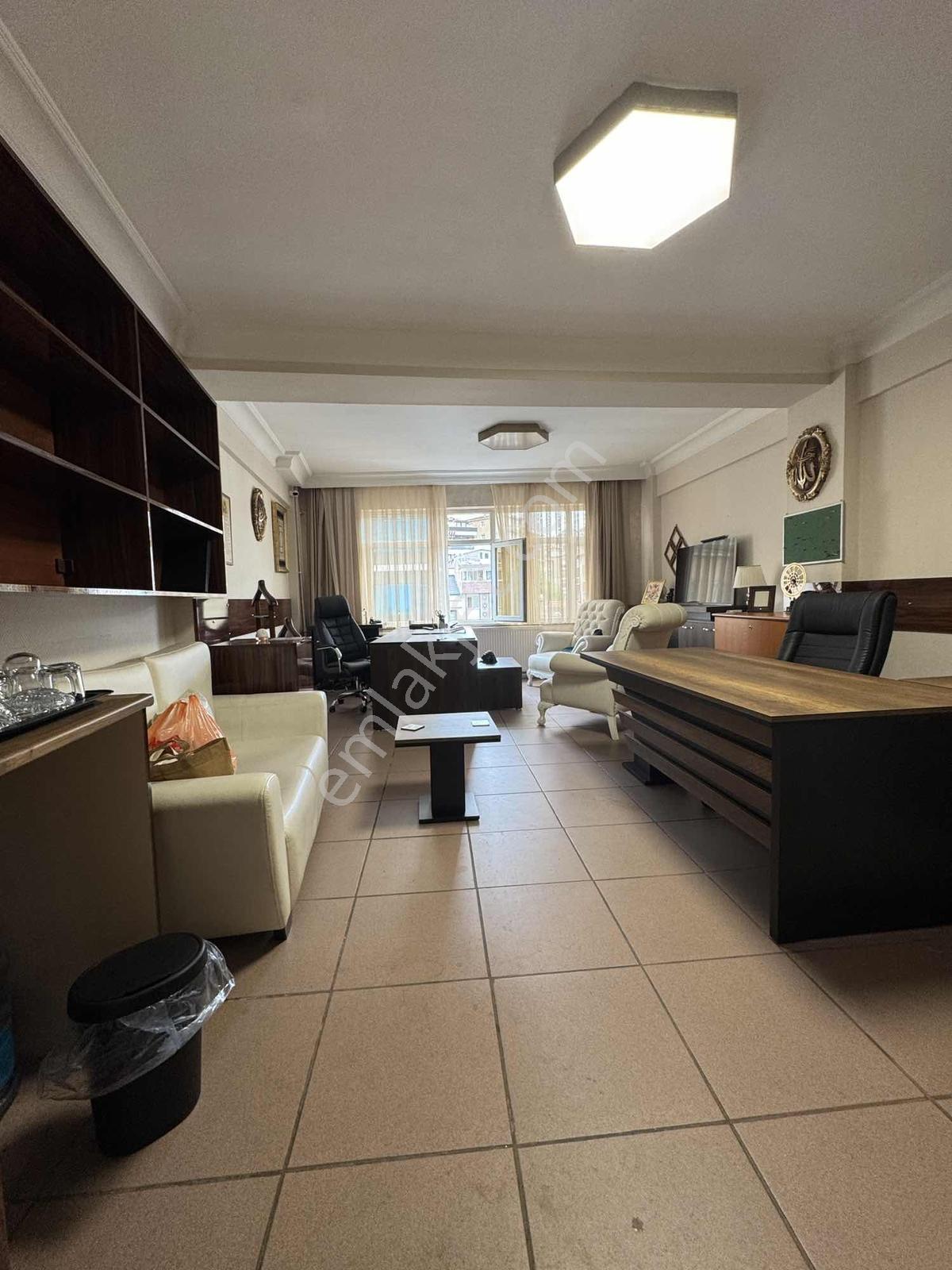 Üsküdarda Cadde Üstü Wc'li Boş Kiralık Ofis - Görsel 2