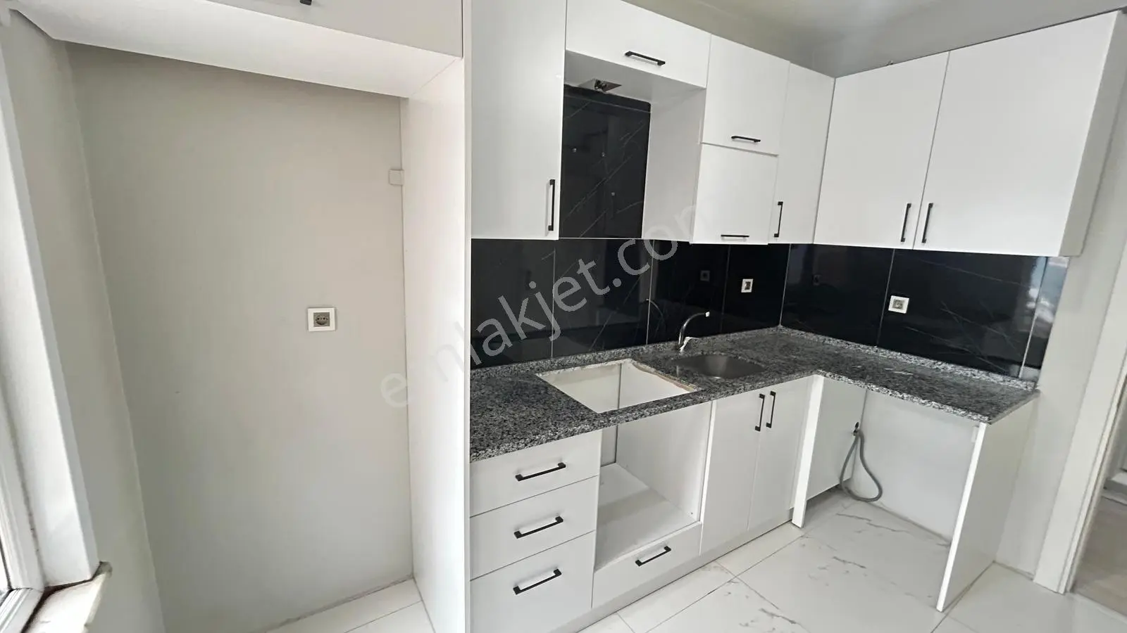 Ayşekadın Tuğra Market Yakınında Bahçeli 2+1 Kiralık Daire - Görsel 3