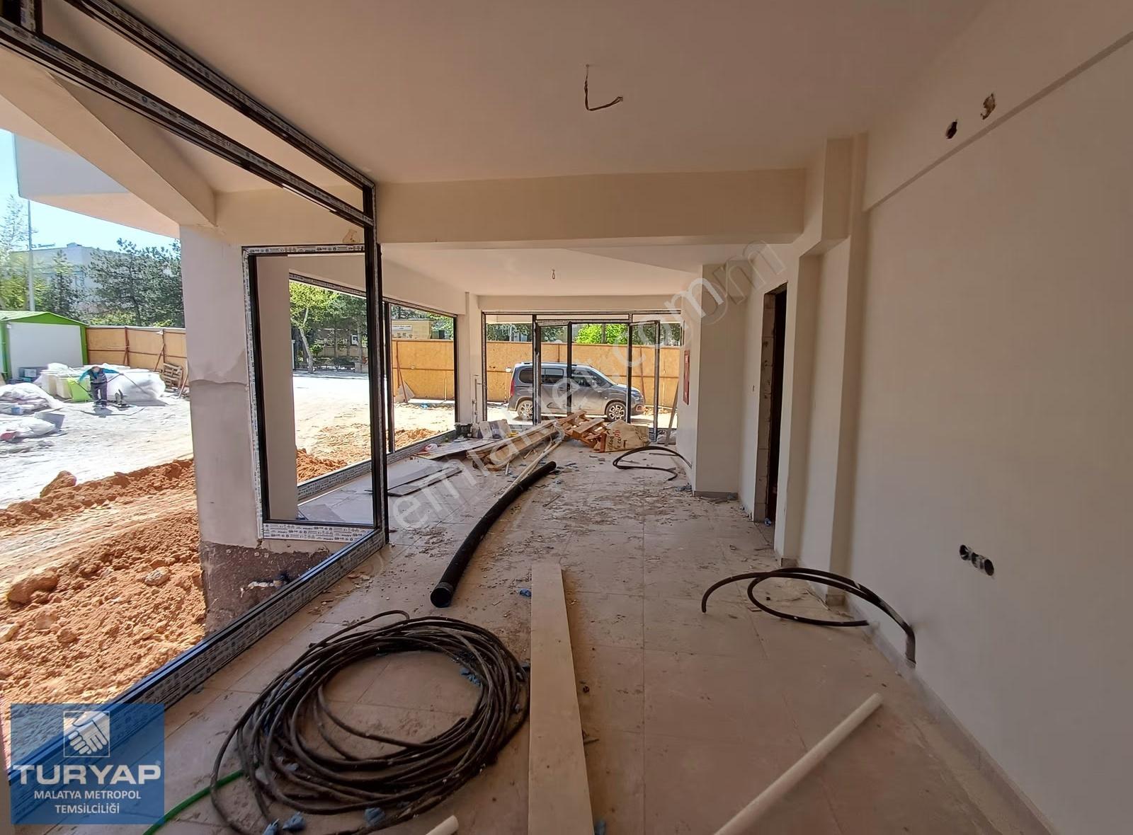 Turyap Metropolden Vali Konağı Ana Cad Üzeri Kiralık Köşe Dükkan - Görsel 12