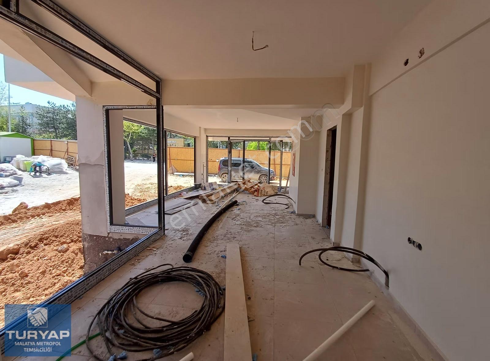 Turyap Metropolden Vali Konağı Ana Cad Üzeri Kiralık Köşe Dükkan - Görsel 2