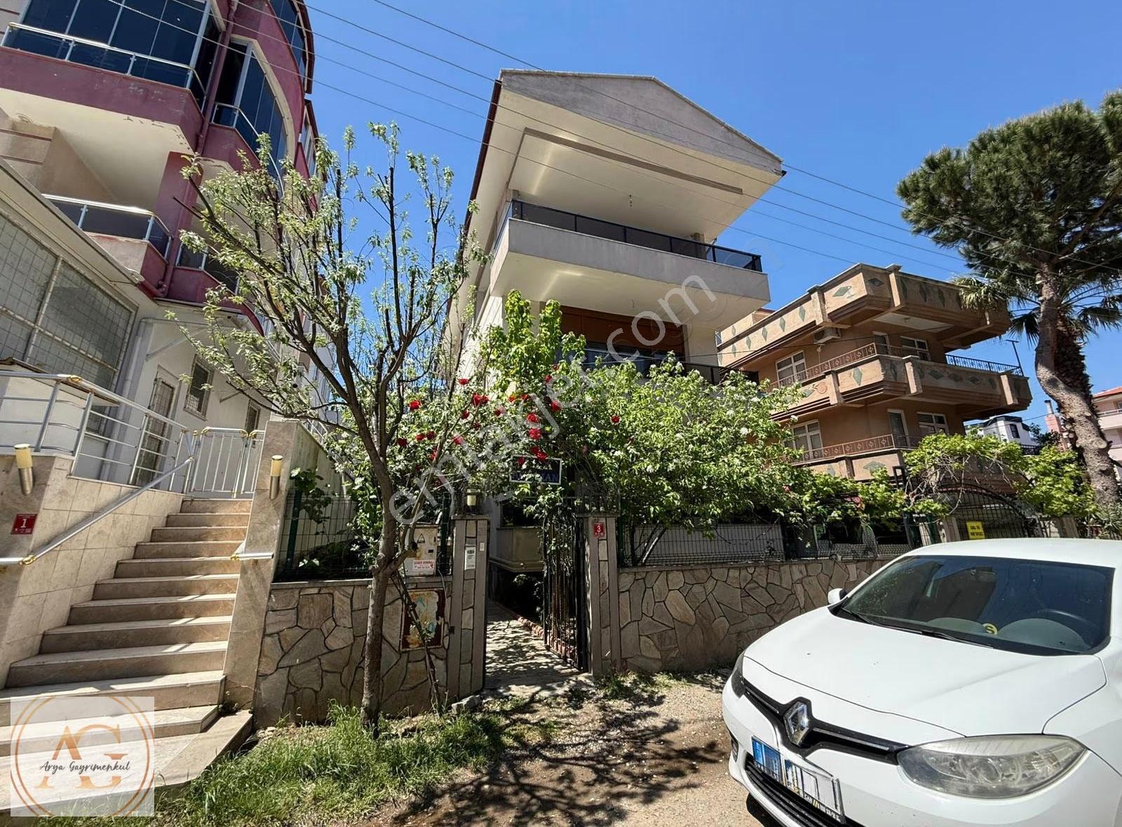 Arya'dan Akçay'da Satılık Müstakil Doğalgazlı 4+1 Geniş Villa